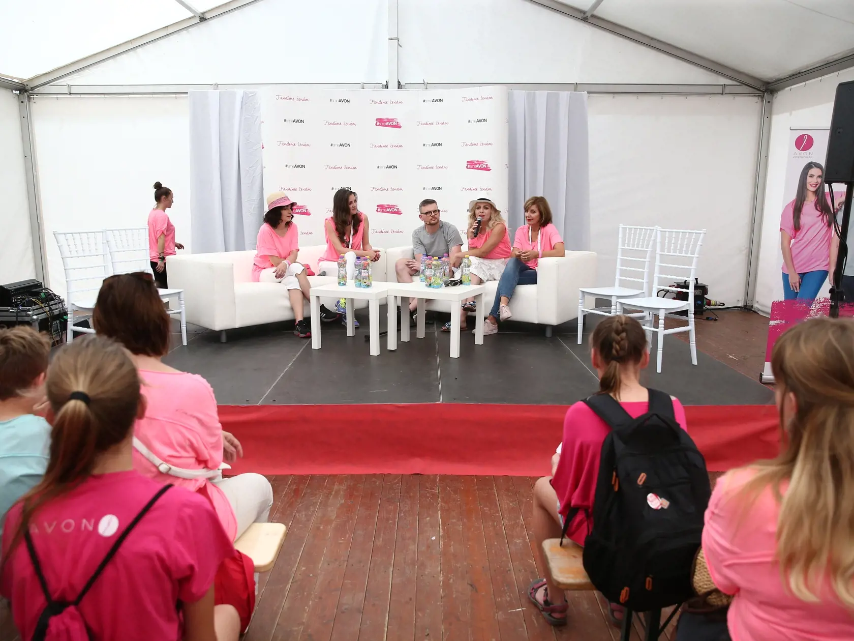 Avon Pochod 2018 proti rakovine prsníka, ktorý sa konal na bratislavskom hrade. Na snímke Beáta Dubasová, Hana Rapantová, Boris Pršo, Zlatica Puškárová a Alena Heribanová.