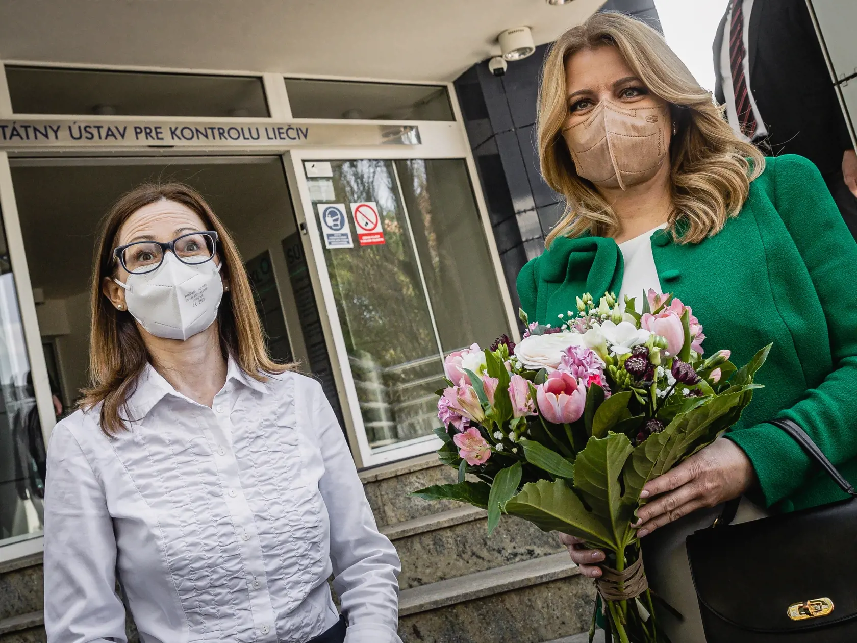 Na snímke vpravo prezidentka SR Zuzana Čaputová a riaditeľka Štátneho ústavu pre kontrolu liečiv (ŠÚKL) Zuzana Baťová počas návštevy prezidentky v ŠÚKL.