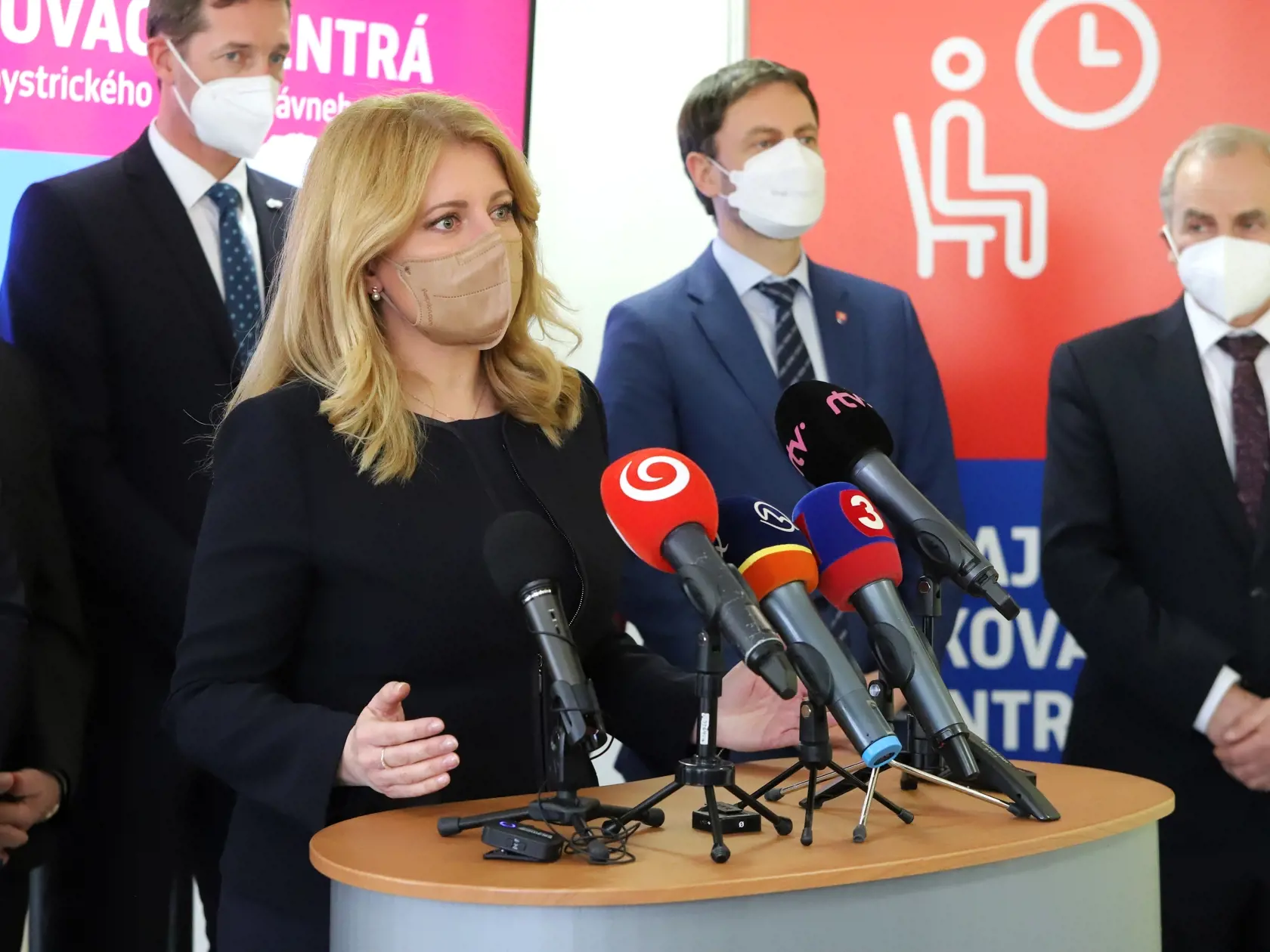 Prezidentka SR Zuzana Čaputová navštívila za účasti podpredsedu vlády SR, ministra financií SR a zastupujúceho ministra zdravotníctva SR Eduarda Hegera (OĽANO) a predsedu Banskobystrického samosprávneho kraja (BBSK) Jána Luntera vakcinačné centrum v Banskej Bystrici, ktorého zriaďovateľom je BBSK. Na snímke zľava prezidentka SR Zuzana Čaputová, podpredseda vlády SR, minister financií SR a zastupujúci minister zdravotníctva SR Eduard Heger a predseda BBSK Ján Lunter počas tlačovej konferencie v b