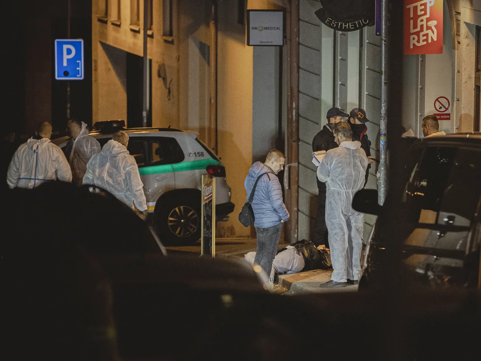 Na Zámockej ulici v Bratislave prišlo k streľbe po ktorej zostali na ulici ležať telá dvoch obetí.