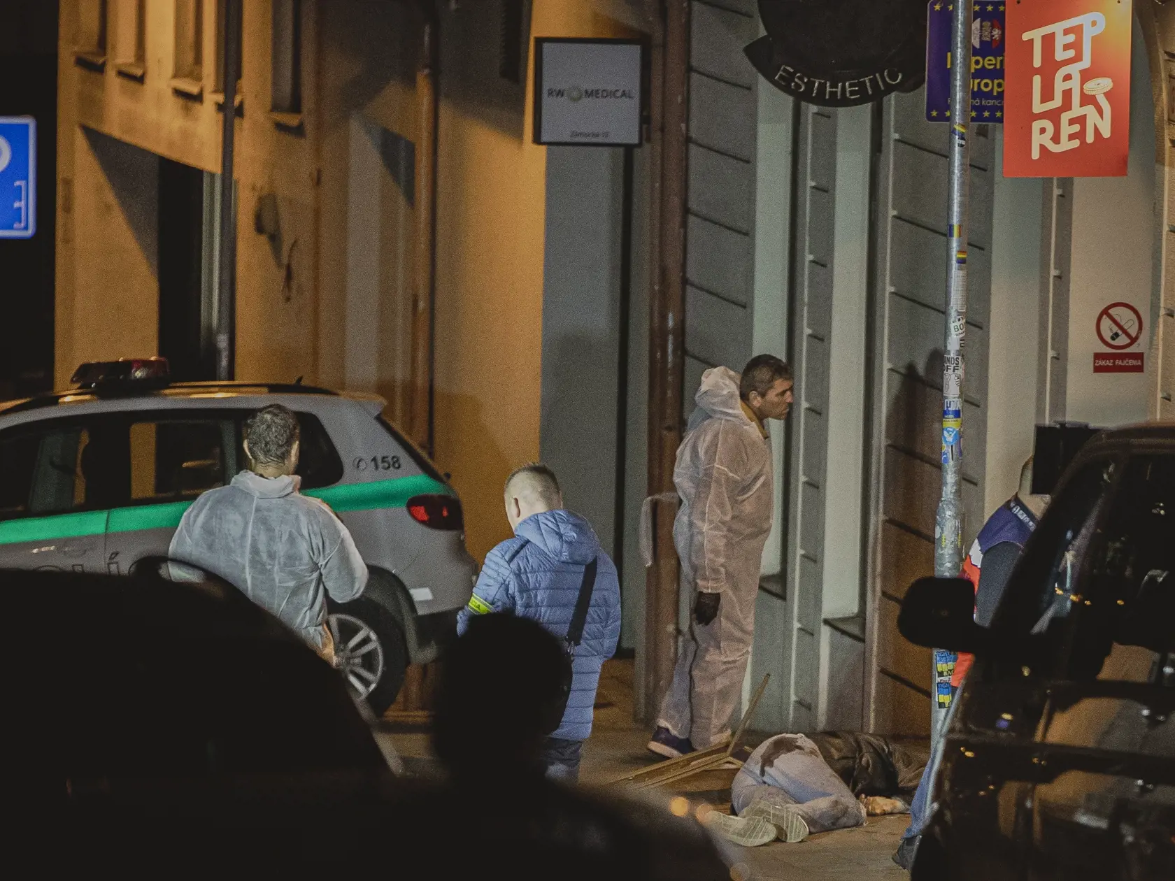 Na Zámockej ulici v Bratislave prišlo k streľbe po ktorej zostali na ulici ležať telá dvoch obetí.