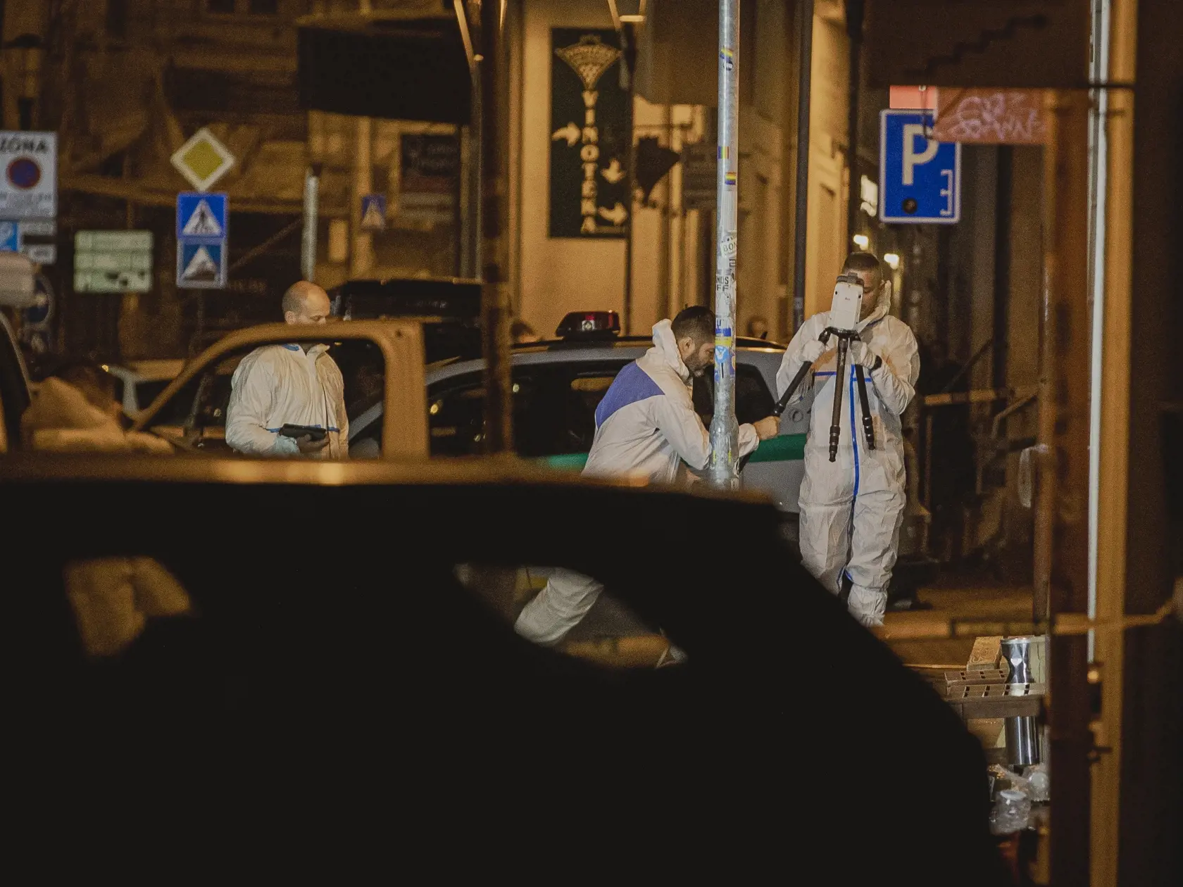 Na Zámockej ulici v Bratislave prišlo k streľbe po ktorej zostali na ulici ležať telá dvoch obetí.