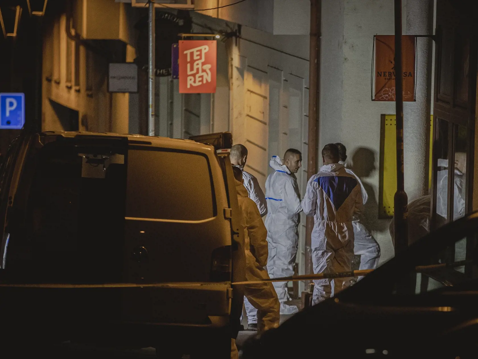 Na Zámockej ulici v Bratislave prišlo k streľbe po ktorej zostali na ulici ležať telá dvoch obetí.