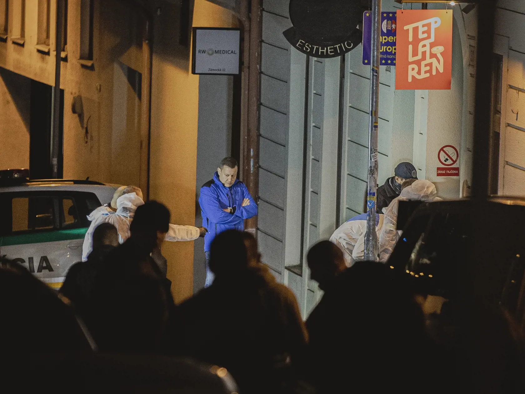 Na Zámockej ulici v Bratislave prišlo k streľbe po ktorej zostali na ulici ležať telá dvoch obetí.