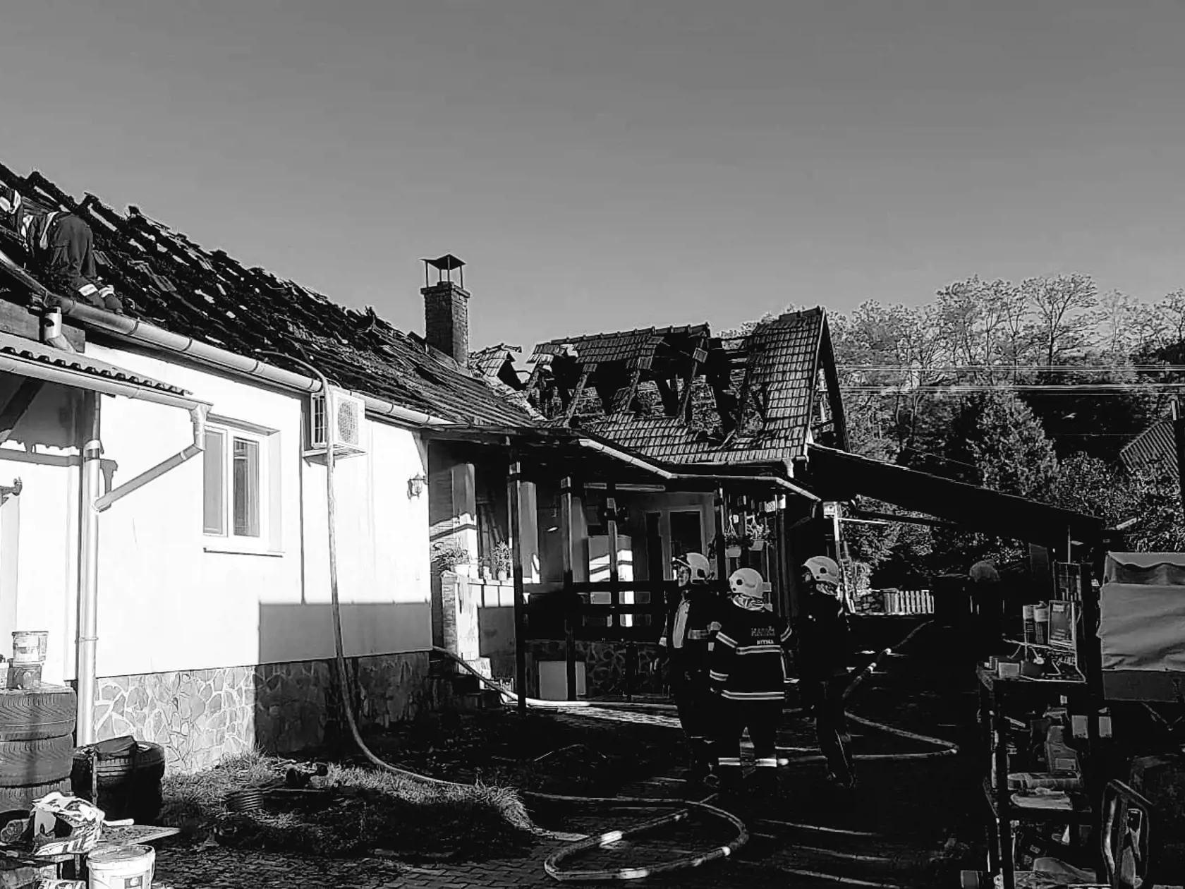 V súvislosti s požiarom rodinného domu, o ktorom sme vás informovali, bol ešte v deň požiaru zadržaný 39-ročný muž, ktorému bolo policajným vyšetrovateľom vznesené obvinenie. 
Po vykonaní potrebných procesných úkonov bol umiestnený do policajnej cely a zo strany vyšetrovateľa bude spracovaný podnet na návrh na jeho väzobné stíhanie.