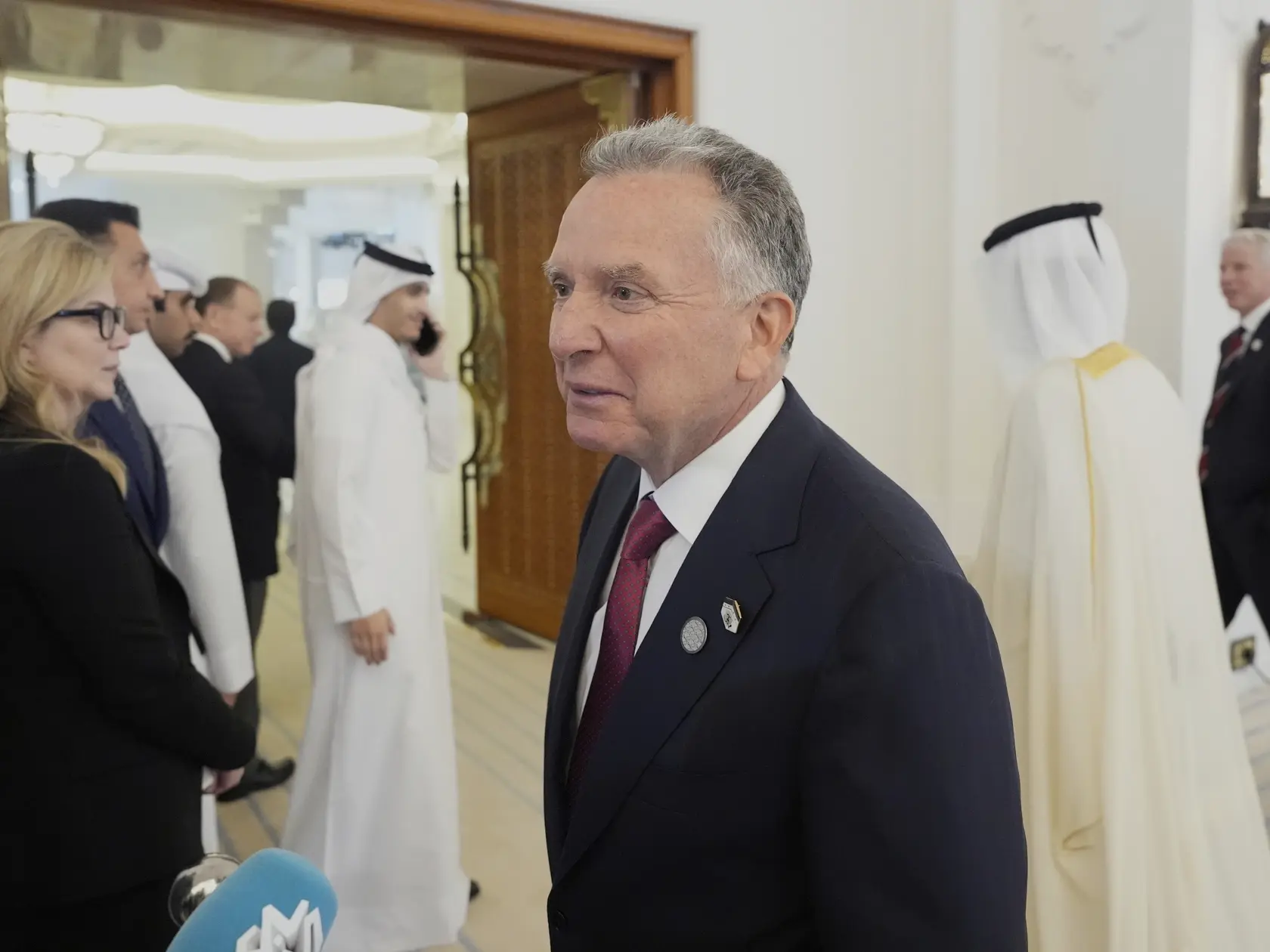 Na archívnej snímke z 14. mája 2025 osobitný vyslanec USA Steve Witkoff odpovedá na otázky novinárov počas toho, ako sa prezident USA Donald Trump a katarský emir Tamím bin Hamad Ál Sání zúčastňujú slávnostného podpisu zmluvy v katarskej Dauhe. Americká vláda dala Iránu jasne najavo, že Spojené štáty mu v rámci rokovaní o jeho jadrovom programe nedovolia obohacovať urán na akýkoľvek účel, povedal v nedeľu 18. mája 2025 pre televíziu ABC News osobitný vyslanec USA Steve Witkoff. Iránski predstavitelia túto možnosť odmietajú.