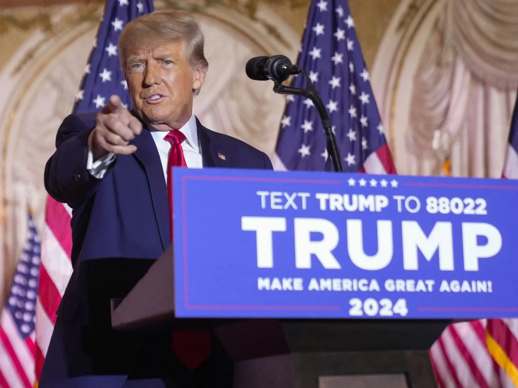 Na archívnej snímke z 15. novembra 2022 v Palm Beach bývalý americký prezdient Donald Trump gestikuluje po tom, čo oficiálne oznámil, že v roku 2024 sa bude opäť uchádzať o úrad prezidenta Spojených štátov.