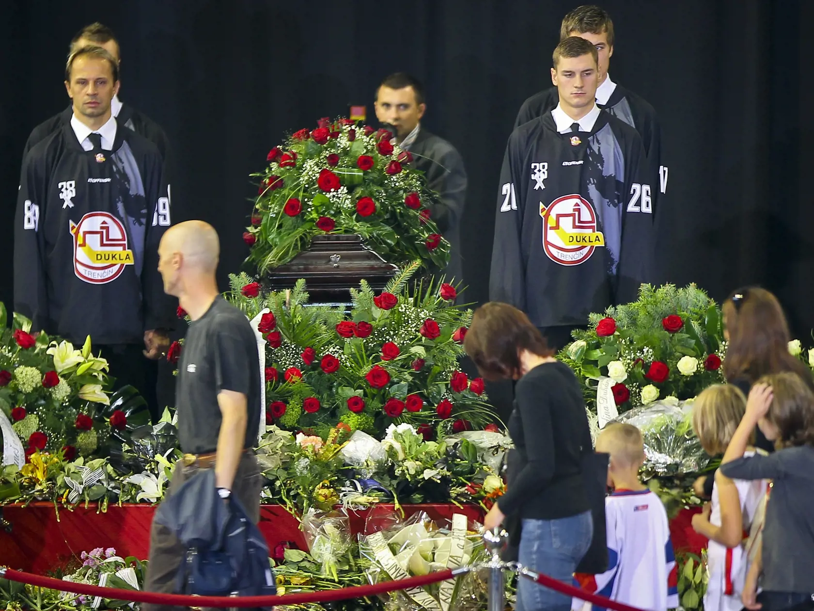 Na snimke hraci HK Dukla Trencin drzia cestnu straz pri vystavenej rakve s pozostatkami zosnuleho hokejistu Pavla Demitru pocas poslednej verejnej rozlucky.