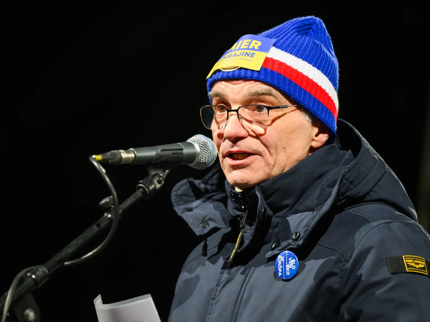 Na snímke český herec Ivan Trojan počas protestu Slovensko je Európa v Bratislave na Námestí slobody v piatok 10. januára 2025. V Bratislave, Košiciach, Banskej Bystrici, Poprade, Žiline a ďalších slovenských mestách sa v piatok konali protesty pod názvom Slovensko je Európa. Organizovalo ich občianske združenie Mier Ukrajine v reakcii na kroky vlády a predsedu vlády SR Roberta Fica (Smer-SD). FOTO TASR - Jaroslav Novák
