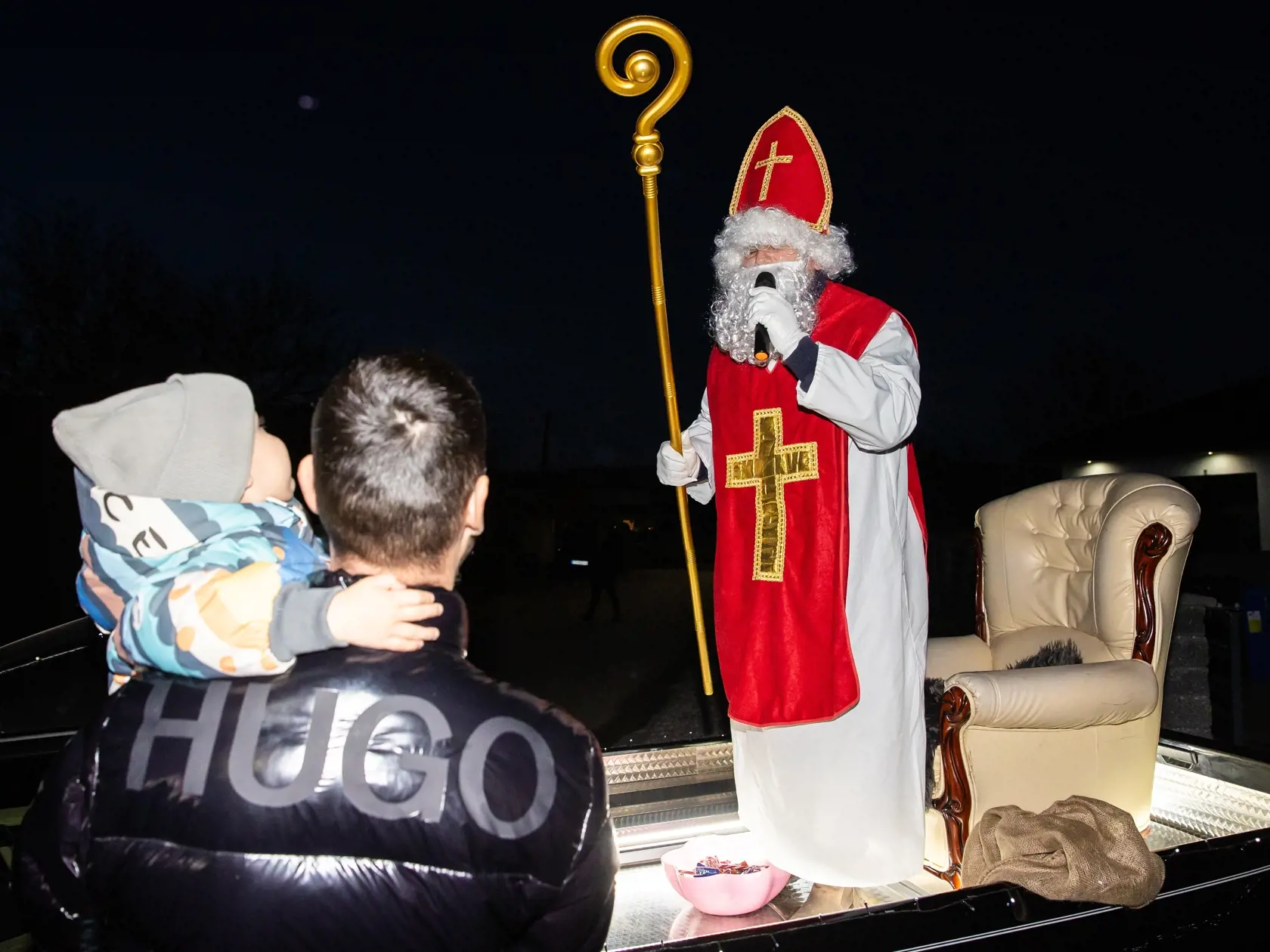 Bolo pár minút pred pól piatou hodinou poobede, keď sa pred garážou zišlo viacero rodín s deťmi, ktoré netrpezlivo čakali na príchodom Santa Clausa.