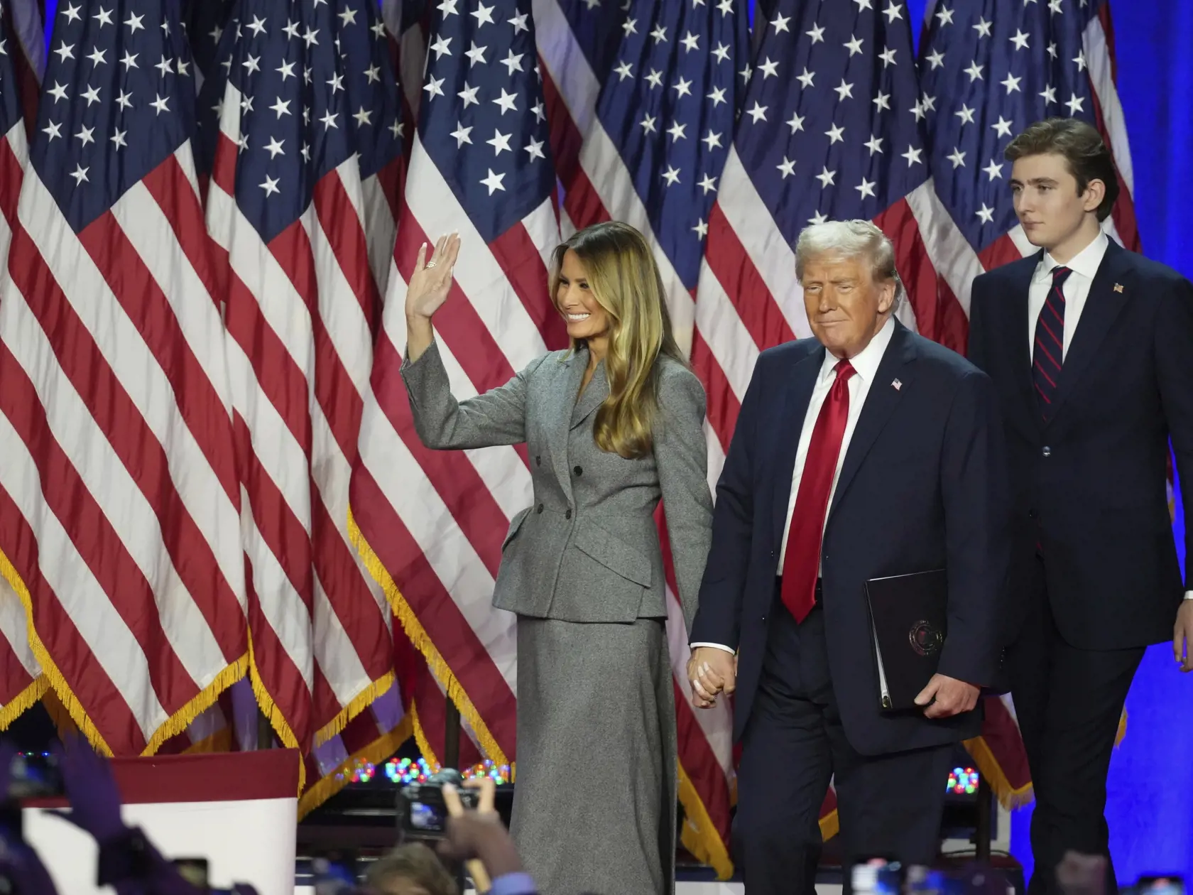 KK45 West Palm Beach - Republikánsky prezidentský kandidát a americký exprezident Donald Trump, jeho manželka Melanie Trumpová a syn Barron Trump prichádzajú počas volebnej noci v americkom West Palm Beach 5. novembra 2024. FOTO TASR/AP
Republican Presidential nominee former President Donald Trump arrives with =former first lady Melania Trump and son Barron Trump at the Palm Beach County Convention Center during an election night watch party, Wednesday, Nov. 6, 2024, in West Palm Beach, Fla. (AP Photo/Lynne Sladky)