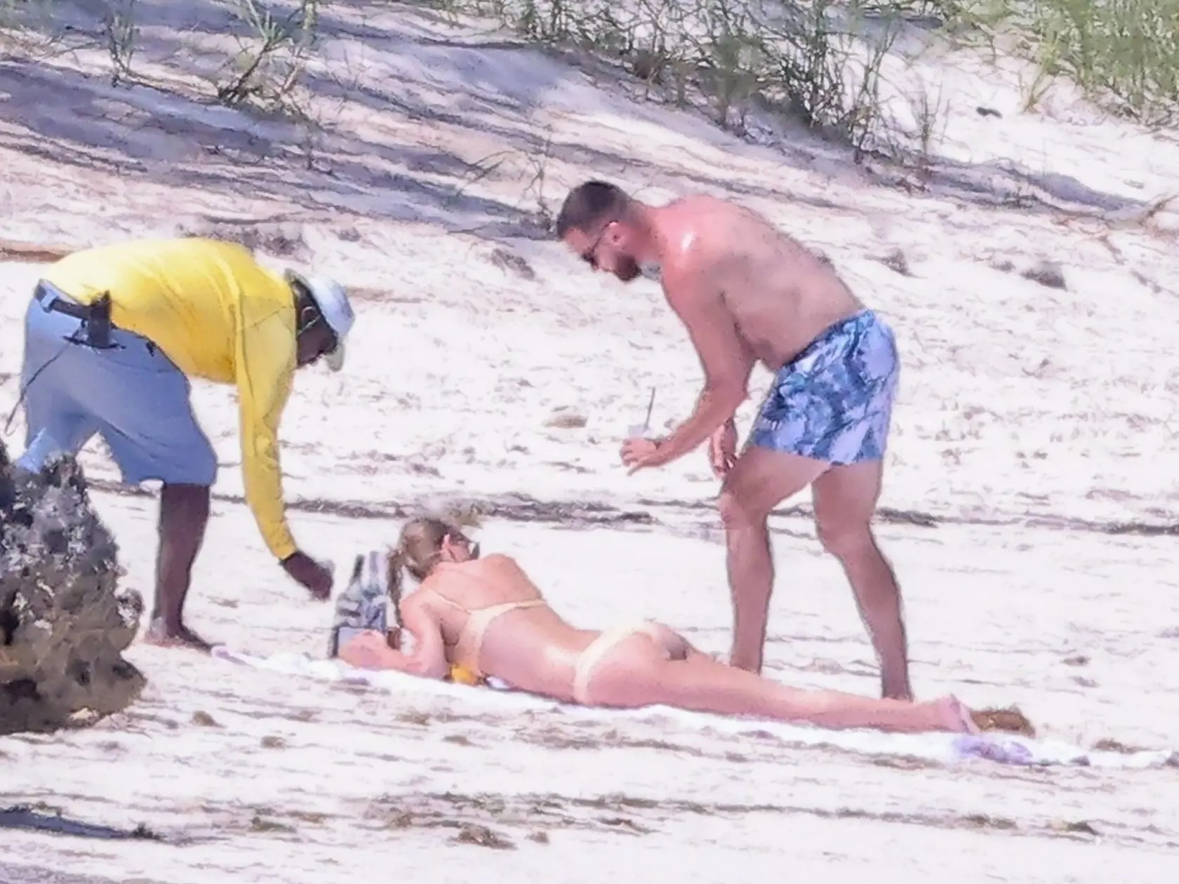 Pozornosť fotografov a fanúšikov si, pochopiteľne, „ukradla“ slávna speváčka, ktorá predviedla svoje sexi krivky.