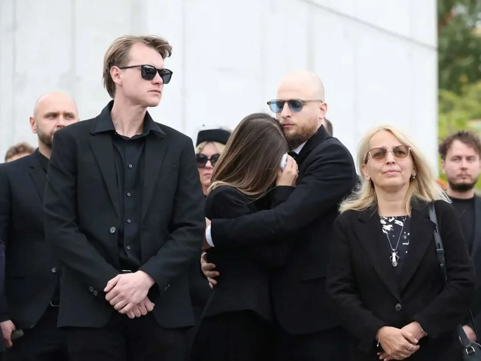 Na snímke manžel Vlastimil Burda. Ten smútok skrýval za slnečnými okuliarmi.