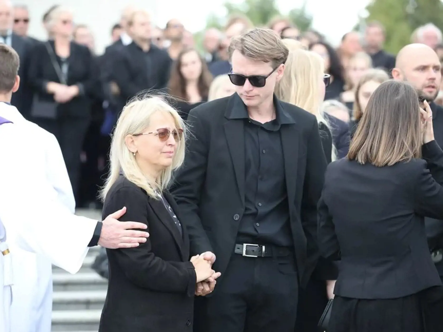 Posledné zbohom speváčke Patricii Janečkovej (†25), ktorá podľahla rakovine. Na snímke manžel Vlastimil Burda s Patriciinou mamou.