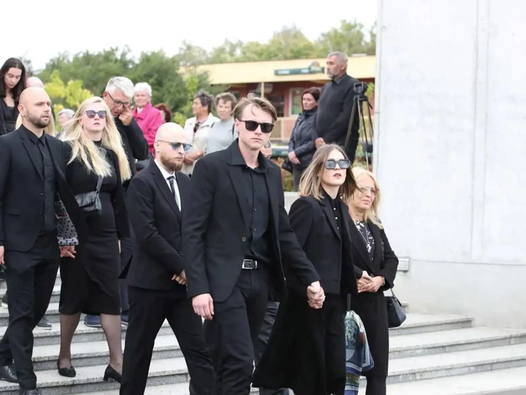 Vpredu manžel Vlastimil Burda. Ten smútok skrýval za slnečnými okuliarmi.