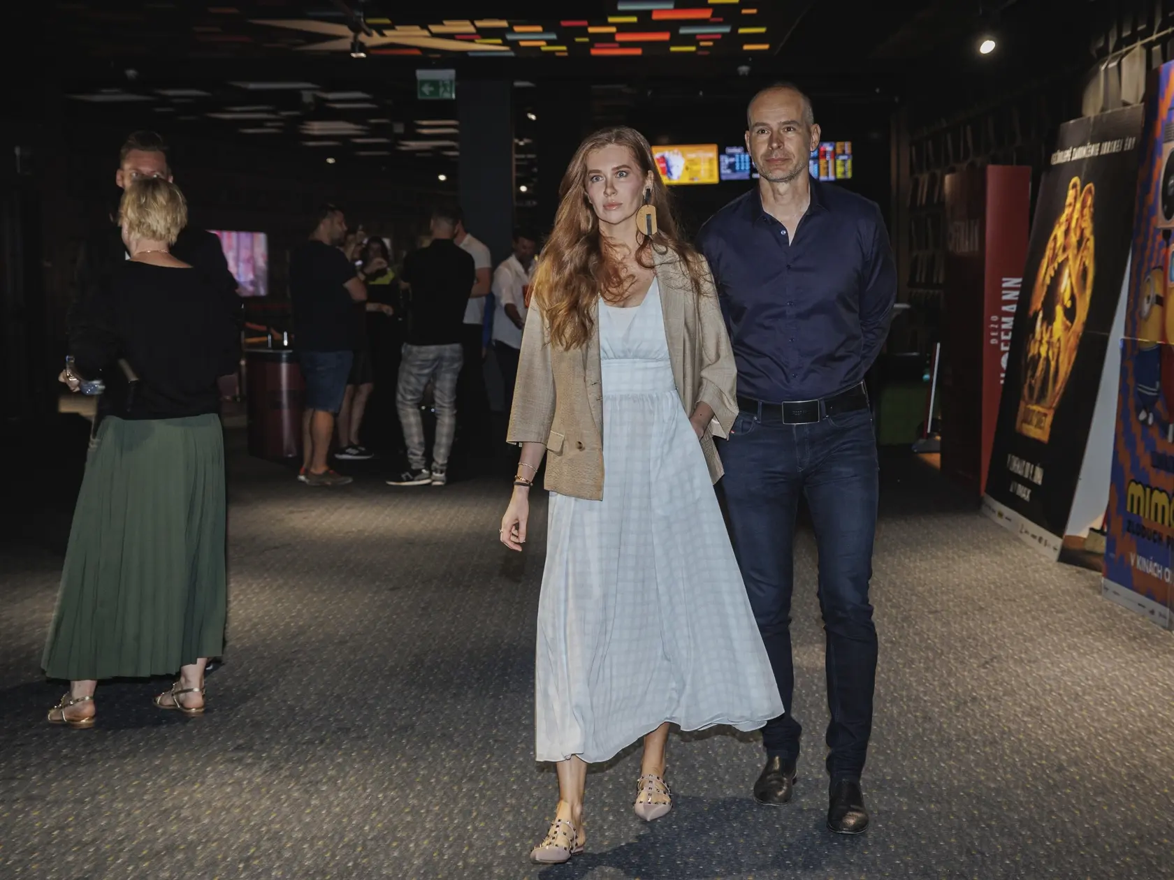 Na snímke Eva Verešová s manželom prichádza na premiéru filmu Elvis.