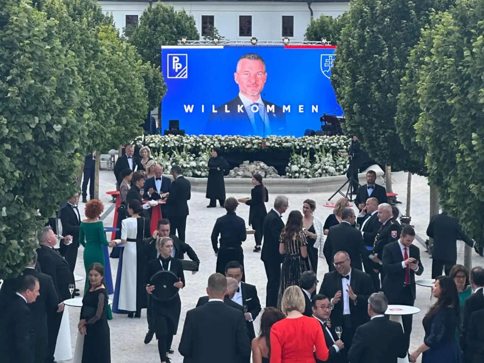 "Inaugurácia nového slovenského prezidenta Petra Pellegriniho. Bolo nám cťou a veľmi pekne ďakujeme za pozvanie," napísala na svojom instagramovom účte Monika Babišová.