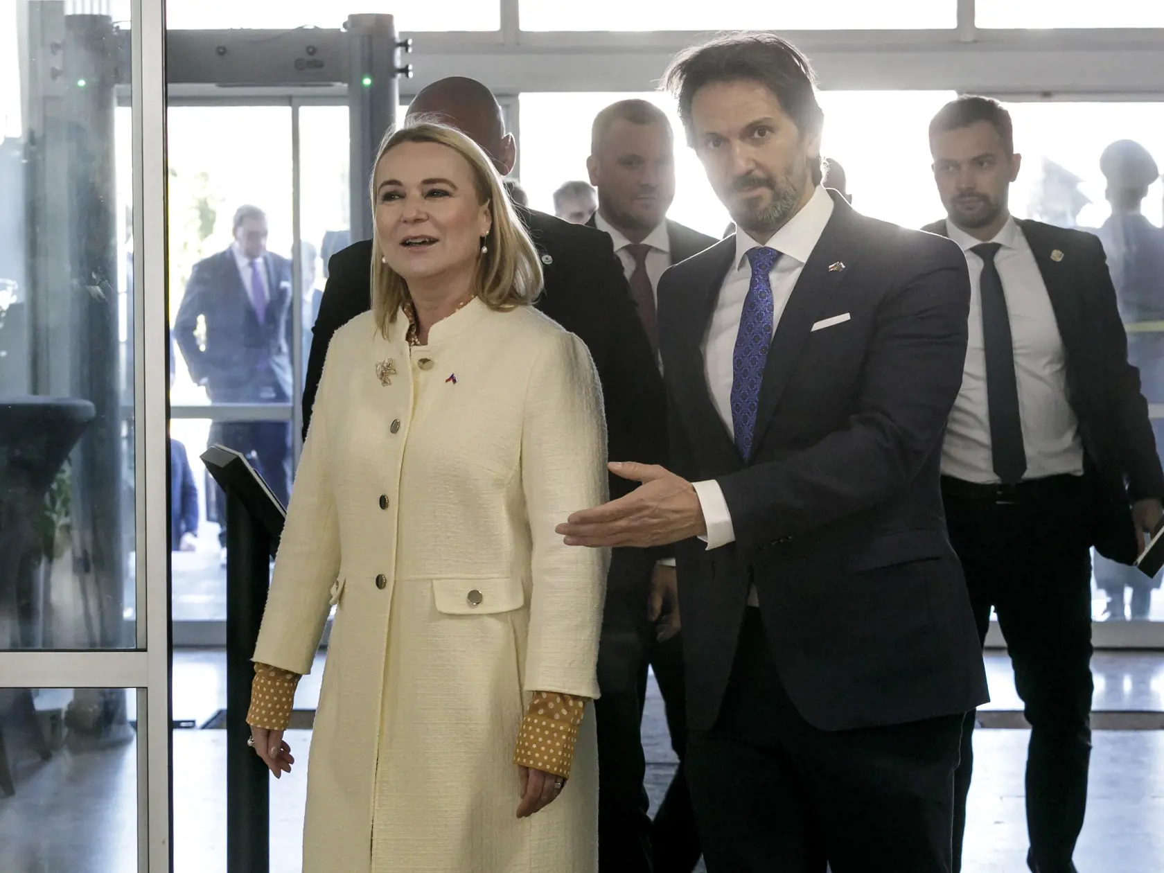 Na snímke sprava podpredseda vlády a minister obrany SR Robert Kaliňák a ministerka obrany ČR Jana Černochová počas privítania pri príležitosti oficiálnej návštevy českej ministerky obrany na Slovensku v Bratislave 6. marca 2025. 