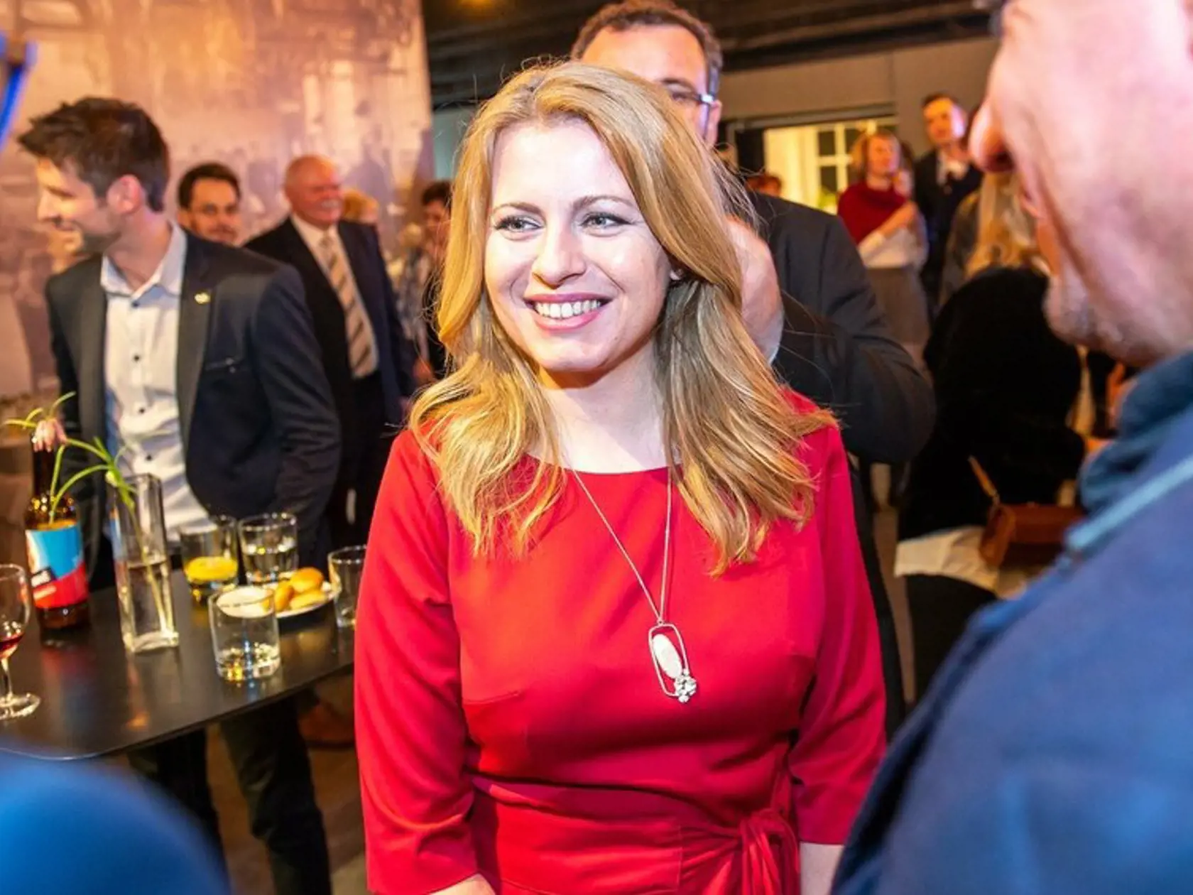 Zuzana Čaputová zvolila na prvú volebnú noc červené šaty.