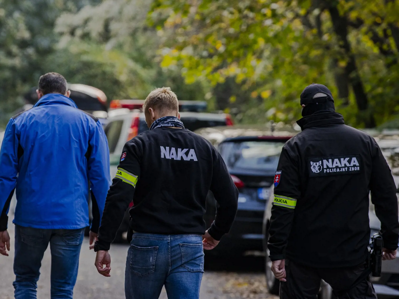 Na Zámockej ulici v Bratislave prišlo k streľbe po ktorej zostali na ulici ležať telá dvoch obetí. Na snímke príslušníci PZSR vykonávajú úkony na ulici Jaskový rad, kde bolo nájdené telo útočníka.