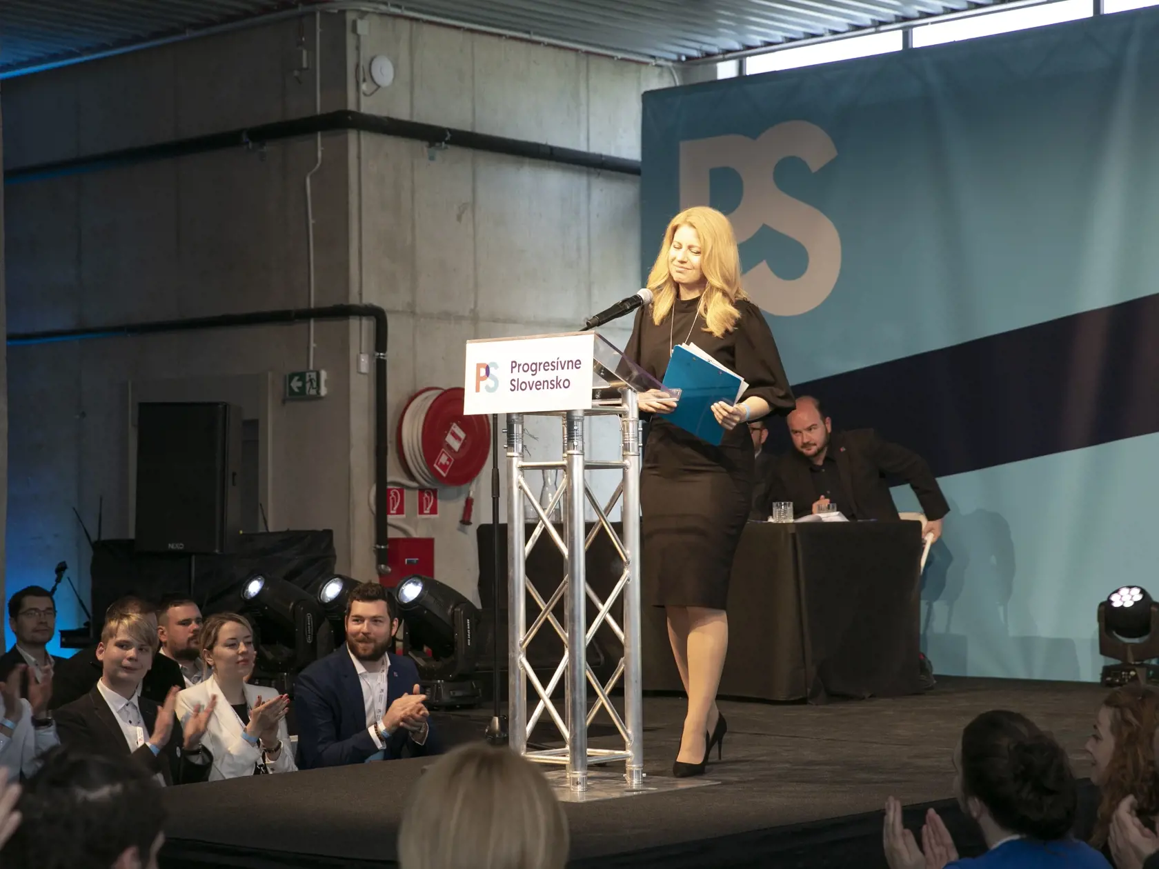Zuazana Čaputová v čiernych šatách.