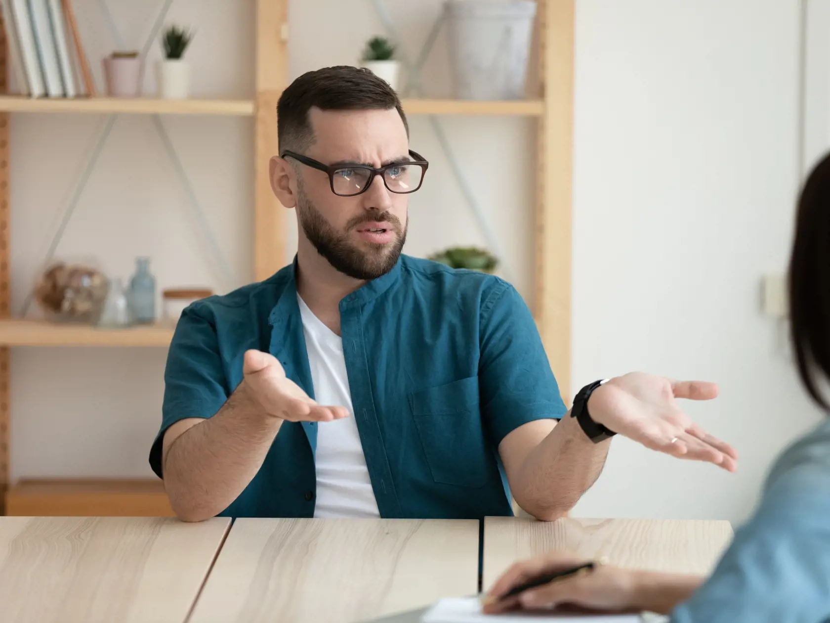 Dissatisfied,Client,Young,Man,Wearing,Glasses,Arguing,With,Manager,At