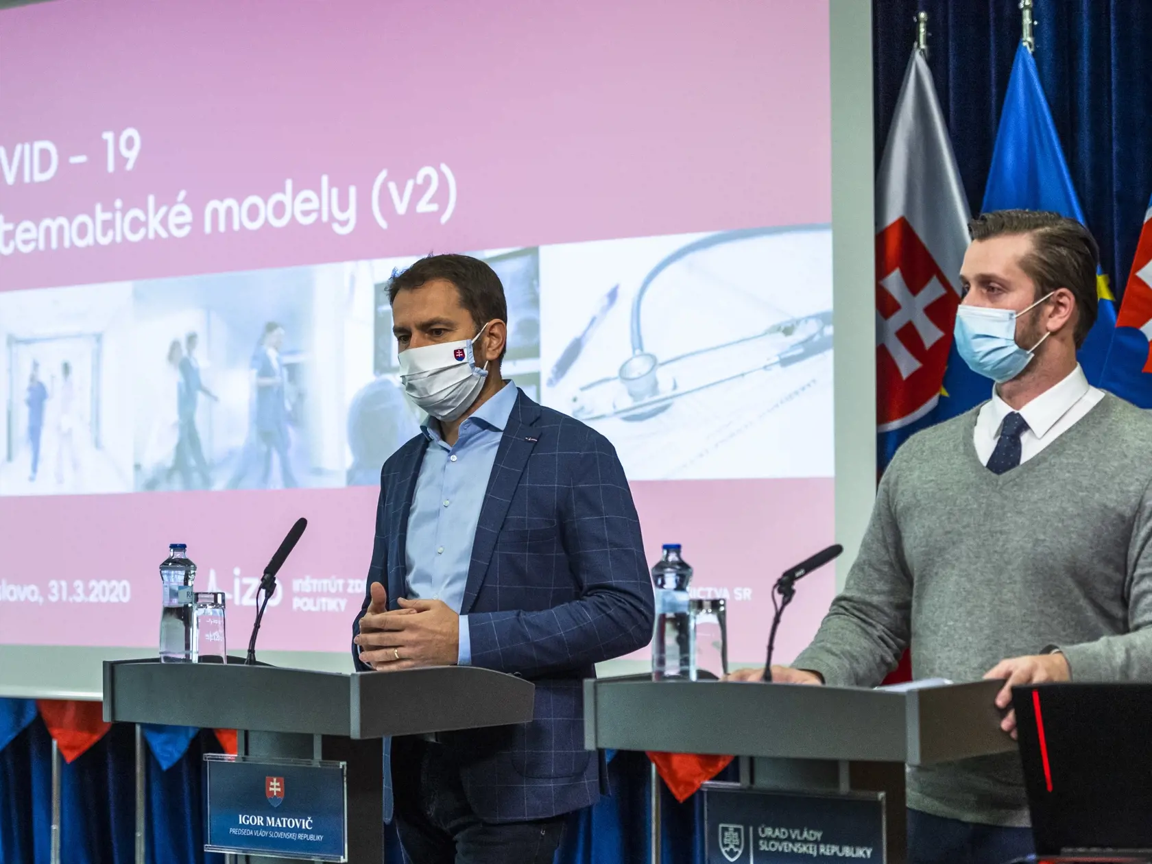 Na snímke zľava predseda vlády SR Igor Matovič a generálny riaditeľ odboru stratégie Inštitútu zdravotnej polikliniky Martin Smatana počas tlačovej konferencie k predpokladanému šíreniu koronavírusu na Slovensku 31. marca 2020 v Bratislave. FOTO TASR - Jaroslav Novák