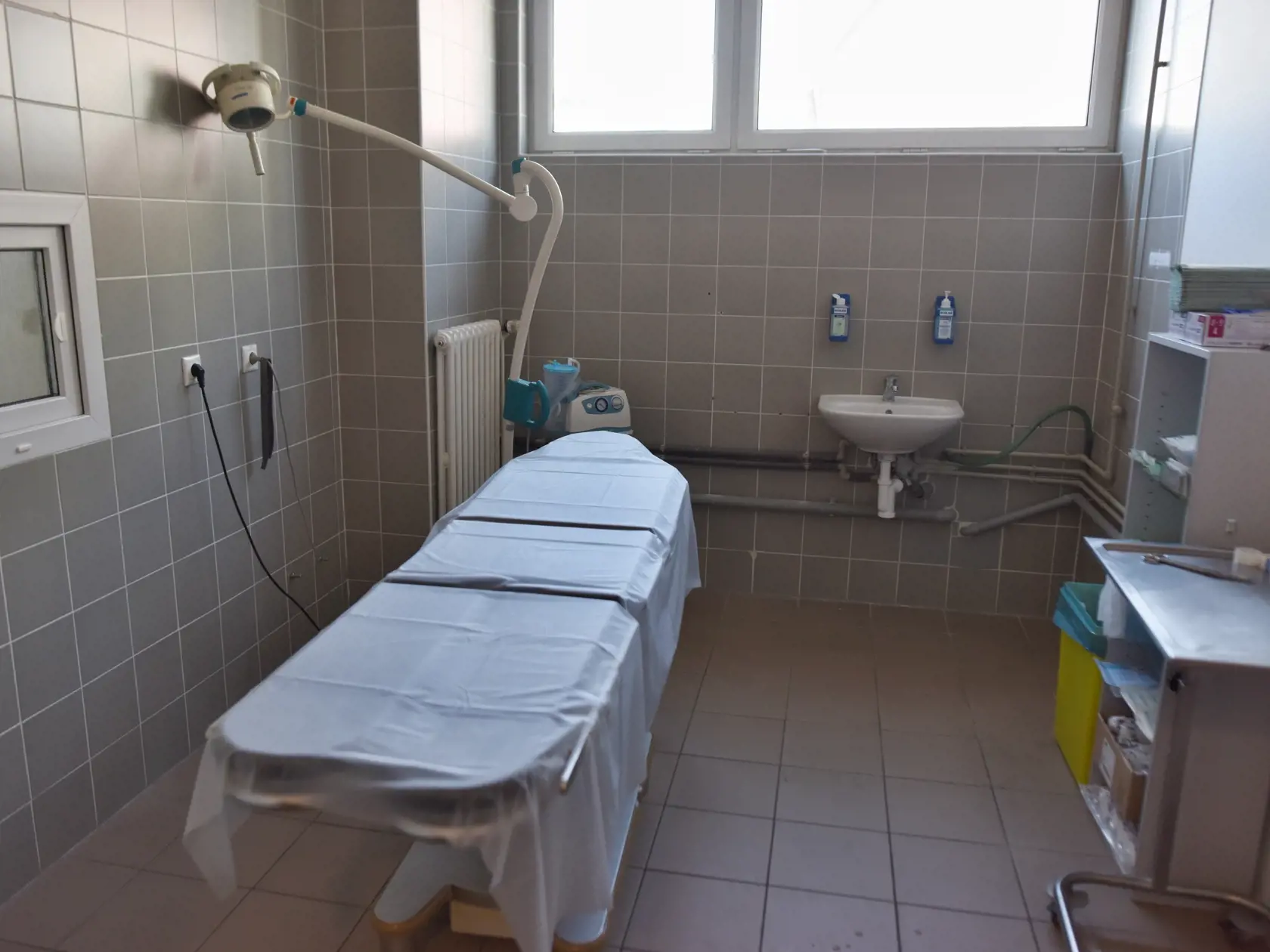 Na snímke vyšetrovacia miestnosť "Červenej zóny COVID-19" vo Fakultnej nemocnici v Trnave v pondelok 6. apríla 2020. FOTO TASR - Lukáš Grinaj