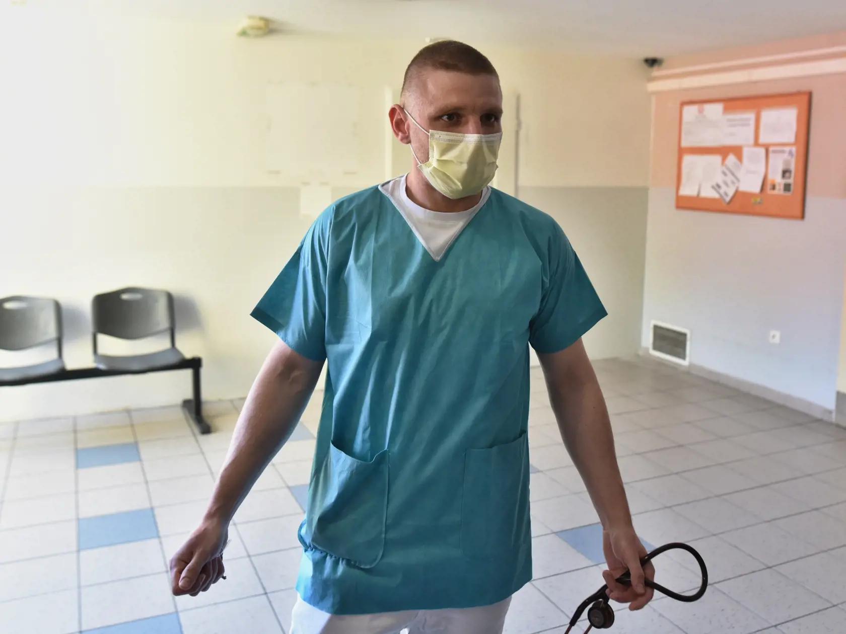 Na snímke vedúci lekár "Červenej zóny COVID-19" Miroslav Bajer vo Fakultnej nemocnici v Trnave v pondelok 6. apríla 2020. FOTO TASR - Lukáš Grinaj