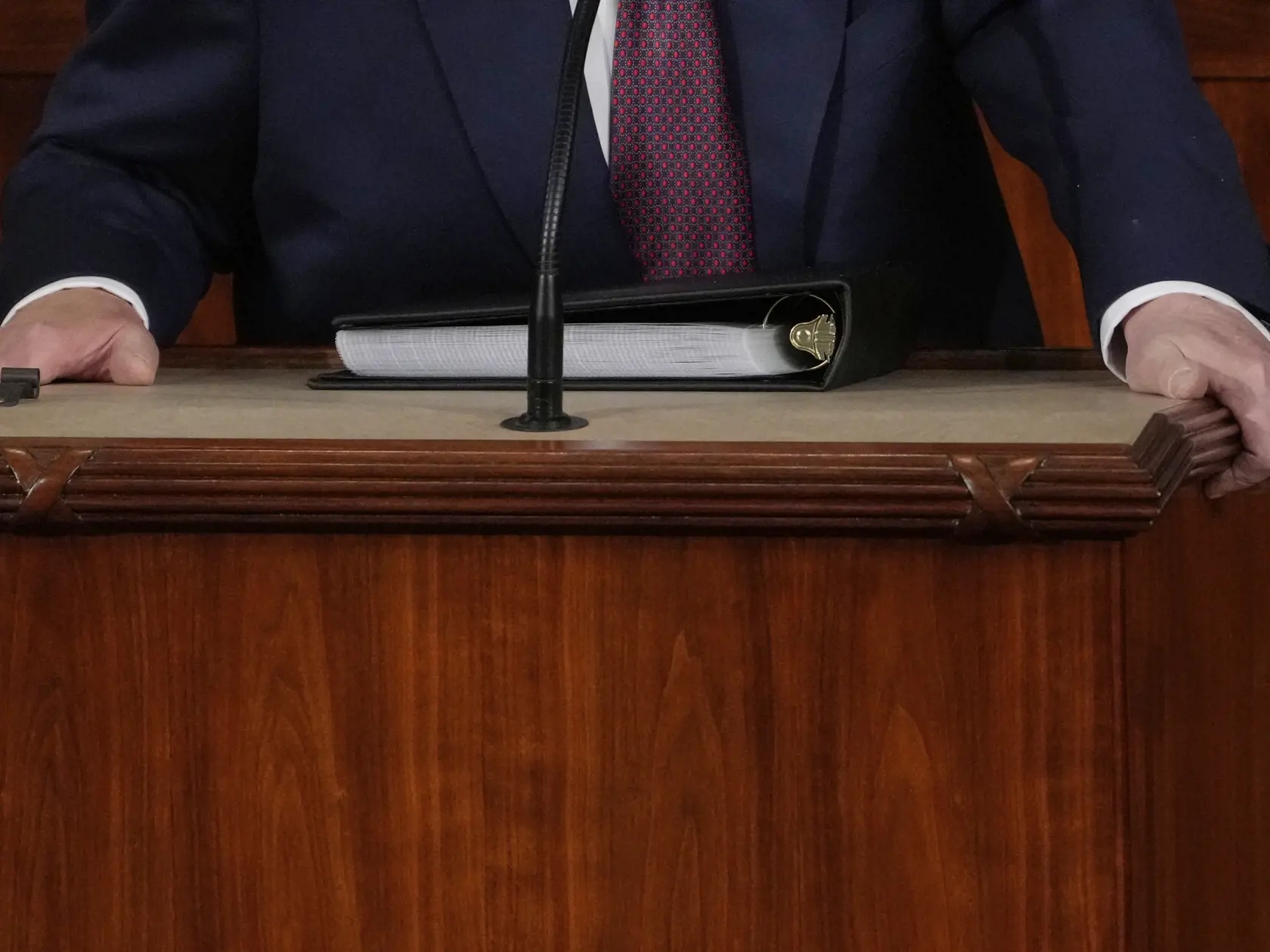 WA 2 Washington - Americký prezident Donald Trump vystupuje s príhovorom na pôde amerického Kongresu vo Washingtone v utorok 4. marca 2025. FOTO TASR/AP  

President Donald Trump grabs the podium as he addresses a joint session of Congress in the House chamber at the U.S. Capitol in Washington, Tuesday, March 4, 2025. (AP Photo/Julia Demaree Nikhinson)