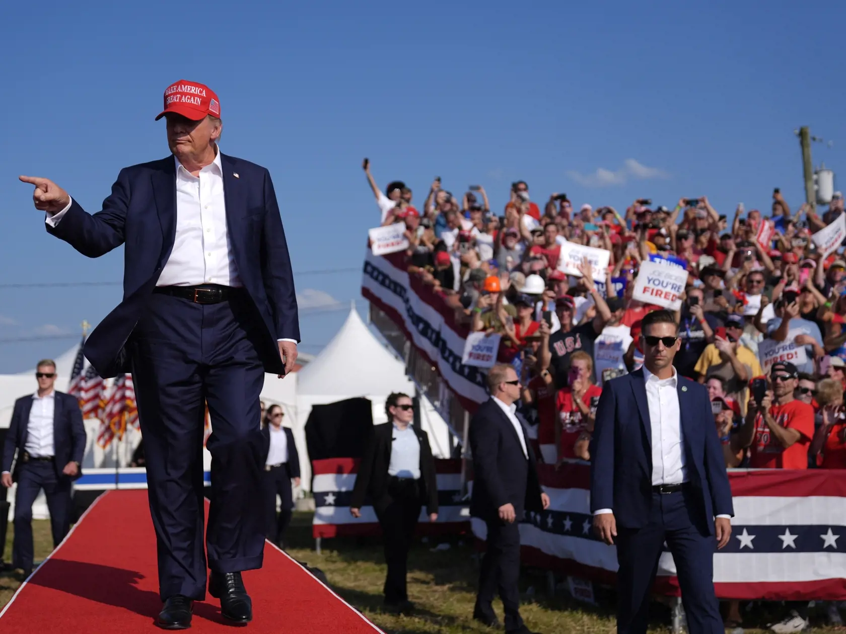 Republikánsky prezidentský kandidát a americký exprezident Donald Trump prichádza na svoj predvolebný míting v meste Butler v americkom štáte Pensylvánia 13. júla 2024. Trump potvrdil, že v sobotu na mítingu v Pensylvánii ho zasiahla guľka. Tá mu prestrelila hornú časť pravého ucha. Bývalý americký prezident sa vyjadril na sociálnej sieti, informuje TASR.