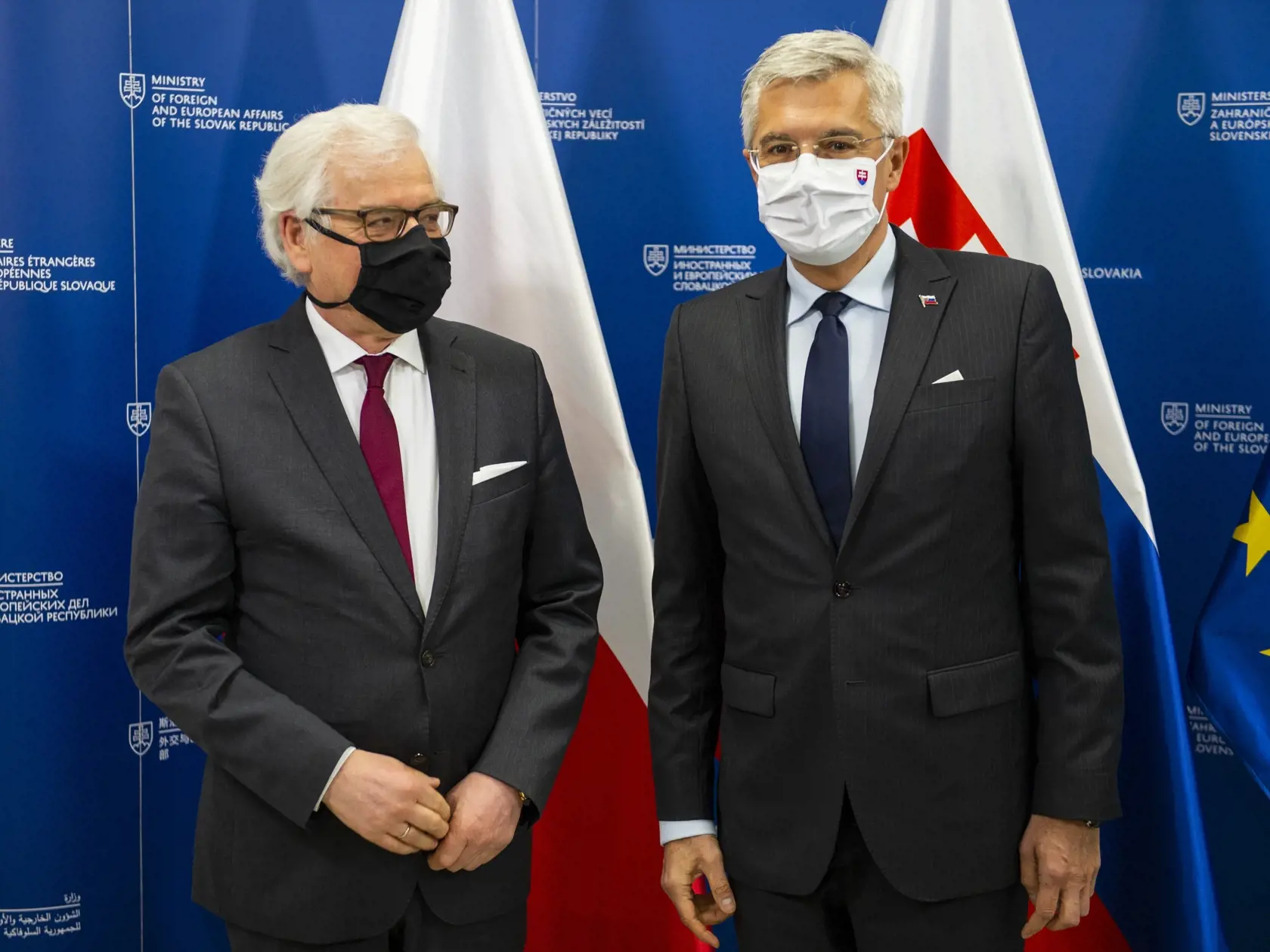 Na snímke vpravo minister zahraničných vecí a európskych záležitostí SR Ivan Korčok počas stretnutia s poľským rezortným partnerom Jacekom Czaputowiczom (vľavo) 5. júna 2020 v Bratislave. FOTO TASR – Jakub Kotian