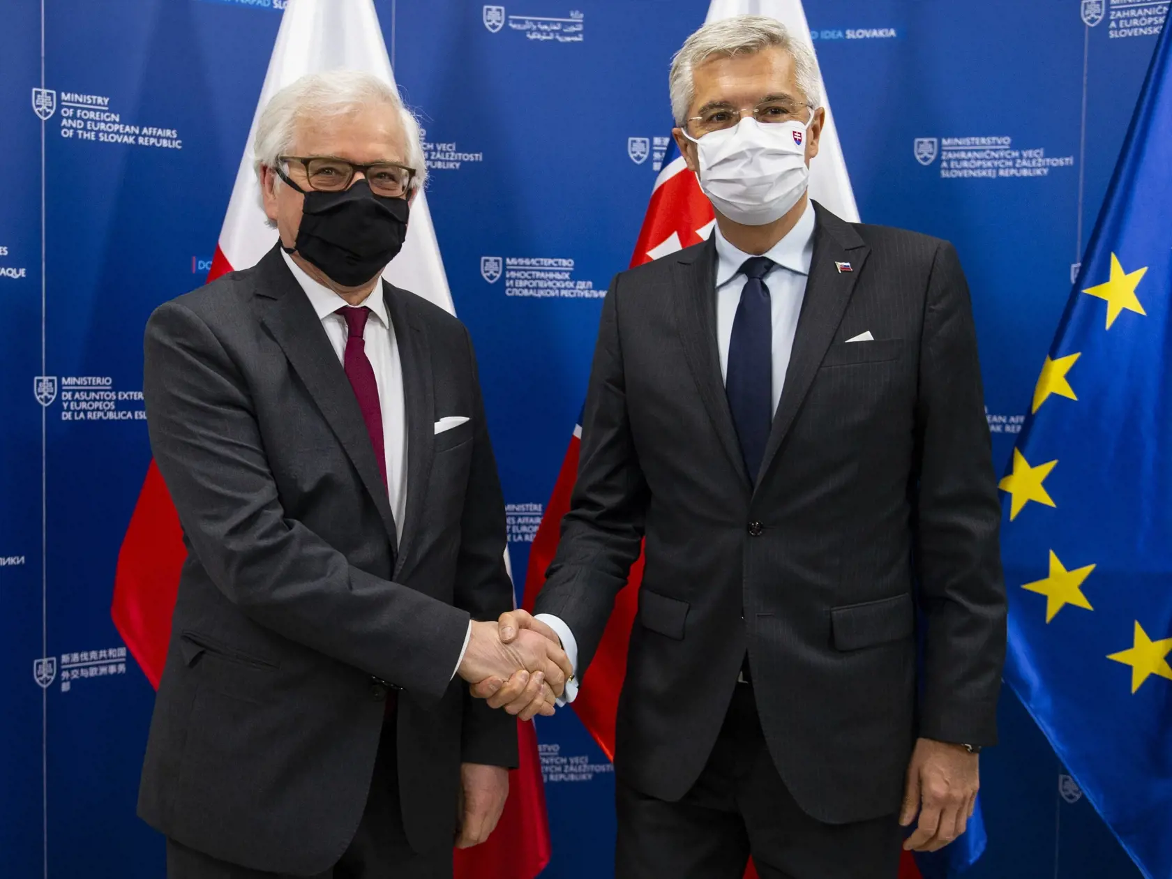 Na snímke vpravo minister zahraničných vecí a európskych záležitostí SR Ivan Korčok počas stretnutia s poľským rezortným partnerom Jacekom Czaputowiczom (vľavo) 5. júna 2020 v Bratislave. FOTO TASR – Jakub Kotian