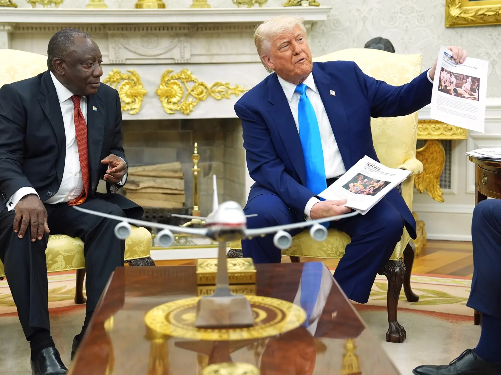 KK38 Washington - Americký prezident Donald Trump (vpravo) ukazuje dokumenty počas stretnutia s juhoafrickým prezidentom Cyrilom Ramaphosom v Oválnej pracovni Bieleho domu vo Washingtone 21. mája 2025. FOTO TASR/AP
President Donald Trump shows documents as he meets South Africa's President Cyril Ramaphosa in the Oval Office of the White House, Wednesday, May 21, 2025, in Washington. (AP Photo/Evan Vucci)