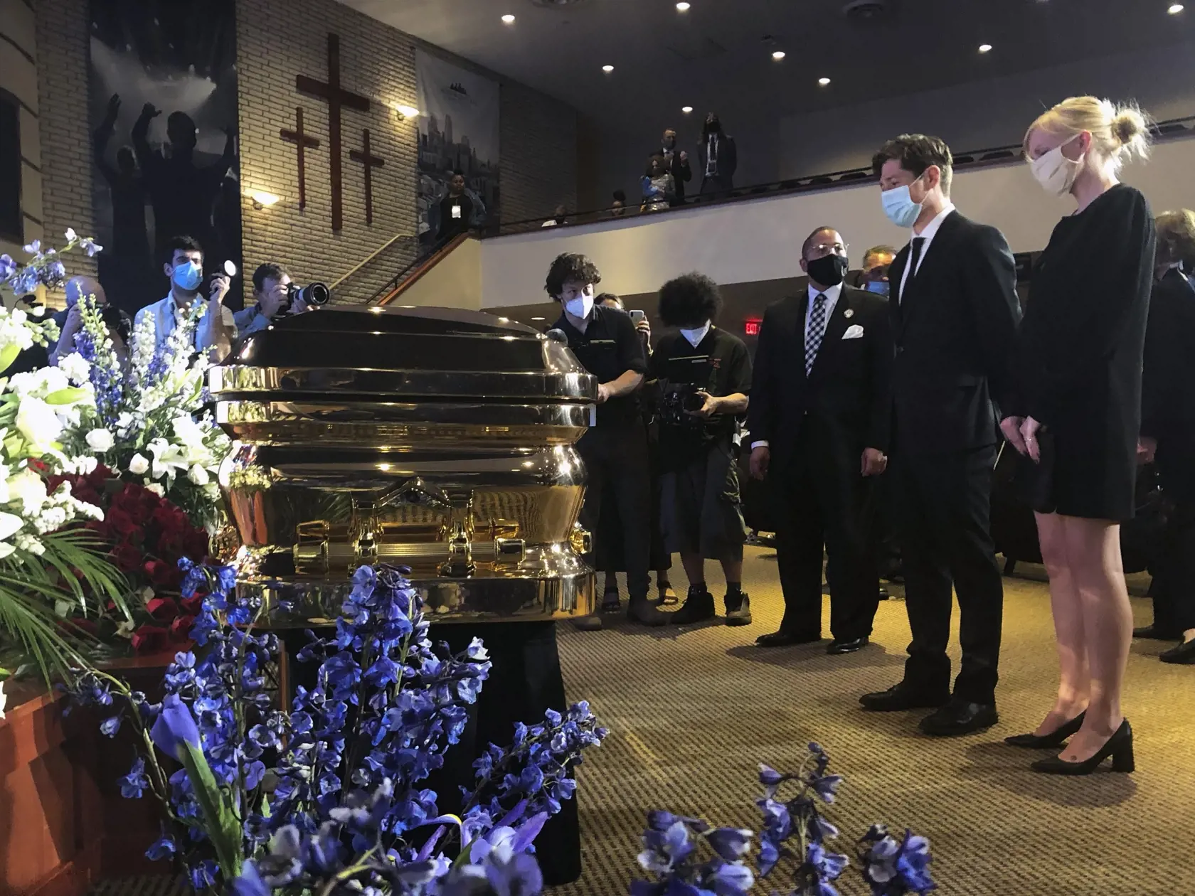 KK3 Minneapolis - Primátor mesta Minneapolis Jacob Fre (druhý vpravo) stojí pred rakvou s pozostatkami Georgeho Floyda pred spomienkovou omšou 4. júna 2020 v Minneapolise. FOTO TASR/AP
Minneapolis Mayor Jacob Frey, second from right, and First Lady Sarah Clarke, right pause before George Floyd's casket Thursday, June 4, 2020, before a memorial service for Floyd in Minneapolis. (AP Photo/Bebeto Matthews)