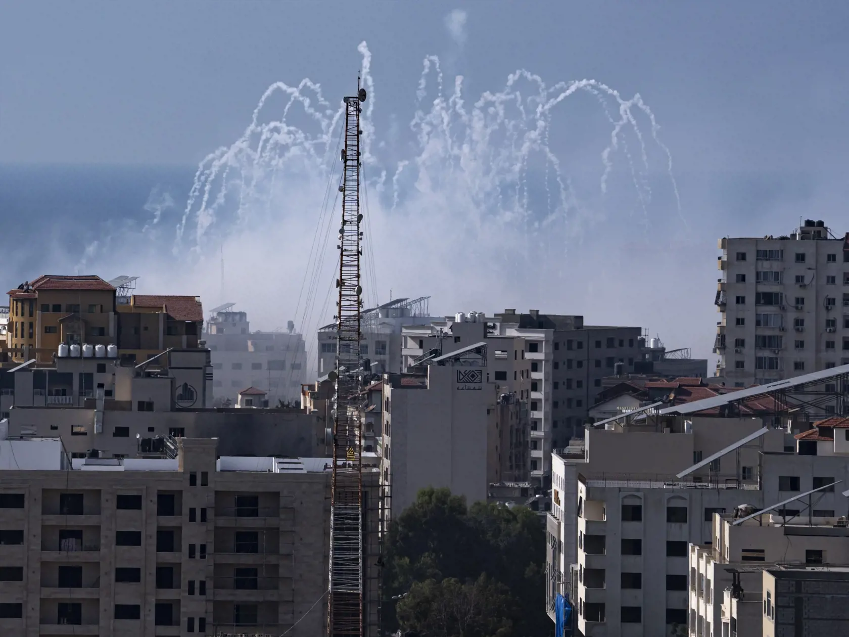 JB 5 Gaza - Dym stúpa pri explózii po izraelskom leteckom útoku v Gaze 11. októbra 2023.  Ozbrojencom z palestínskeho pásma Gazy sa za posledné dva dni nepodarilo preniknúť na územie Izraela, uviedol v stredu hovorca izraelskej armády Daniel Hagari. Izraelská armáda v stredu okrem toho oznámila, že pri svojom ostreľovaní zasiahla aj Islamskú univerzitu v Gaze, ktorá "slúžila ako centrálne výcvikové stredisko pre inžinierov Hamasu". Podľa izraelskej armády univerzita pre Hamas "dôležitým centrom 