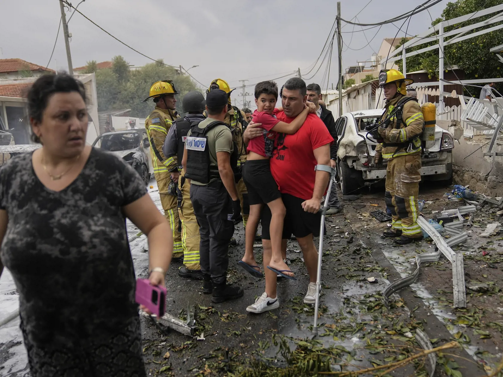 KK35 Aškelon - Izraelčania počas evakuácie na mieste zásahu raketou vypálenou z pásma Gazy v izraelskom meste Aškelon 9. októbra 2023. Islamistické hnutie Hamas spustilo v sobotu ráno z pásma Gazy rozsiahle raketové útoky na Izrael, pričom militanti z tohto hnutia súčasne prenikli cez hranice. Izrael reagoval protiútokmi. Boje a raketová streľba naďalej pokračujú. Izrael, USA a EÚ považujú Hamas za teroristickú organizáciu. FOTO TASR/AP

Israelis inspect a damaged residential building after it w