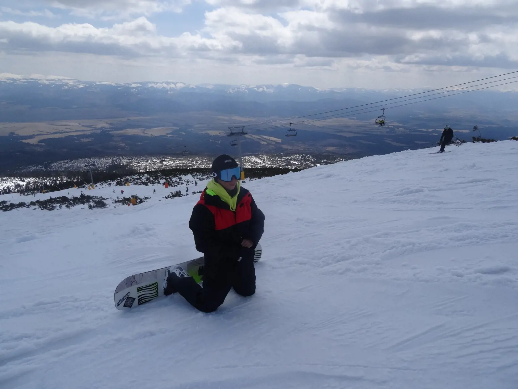 Oddych snowboardistu v neobyčajnej polohe.