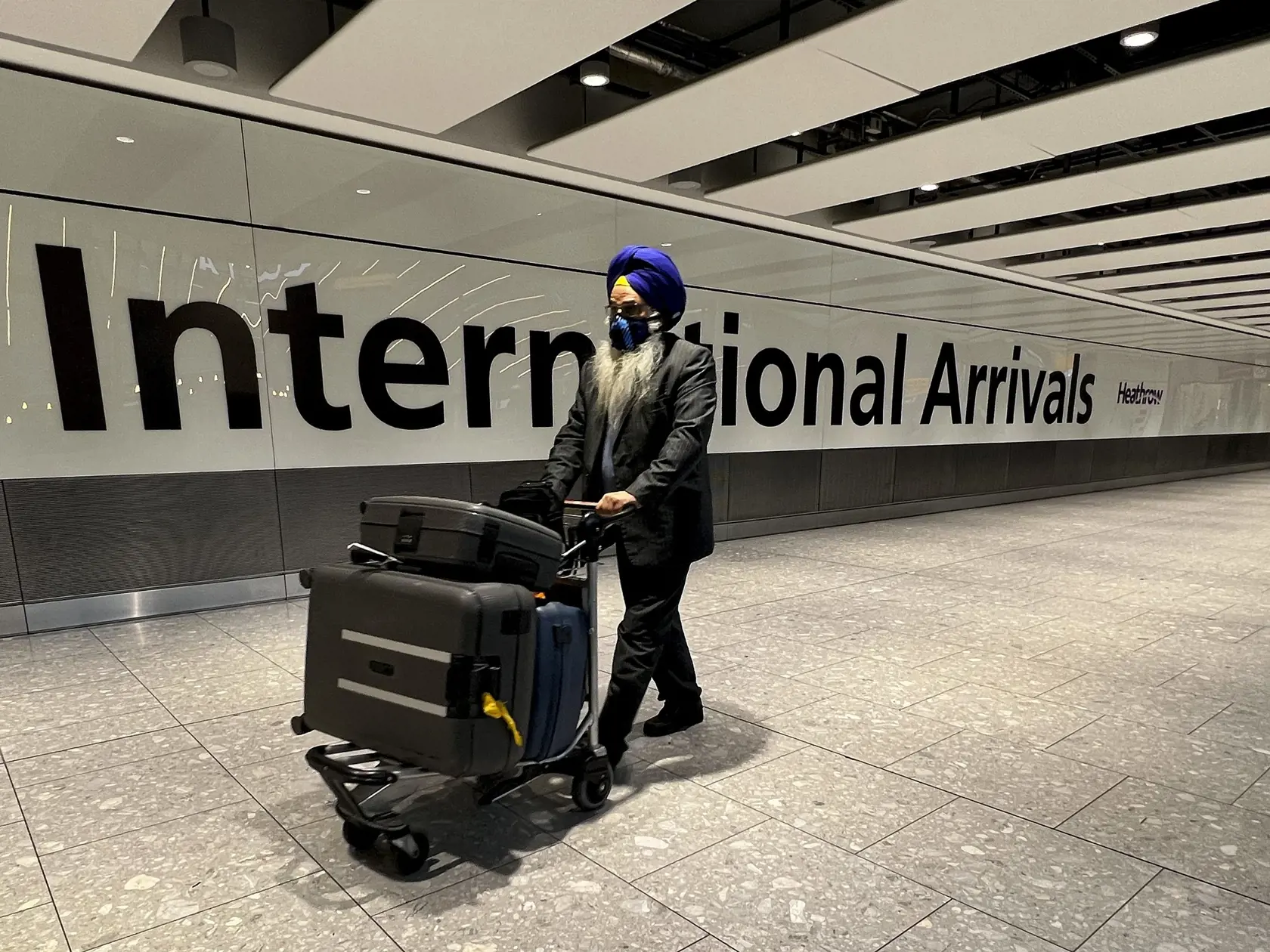WA 28 Londýn - Cestujúci s batožinou kráča v príjazdovej hale londýnskeho letiska Heathrow v pondelok 29. novembra 2021. Pre cestovanie do Británie platia od utorka 30. novembra nové obmedzenia. Ľudia zaočkovaní proti koronavírusu musia vyplniť príjazdový formulár a mať objednaný a zaplatený PCR test, ktorý im urobia na druhý deň ich po príchode do krajiny. Do potvrdenia negatívneho výsledku budú musieť zostať v samoizolácii. Spojené kráľovstvo zároveň zaradilo desať juhoafrických krajín na červ