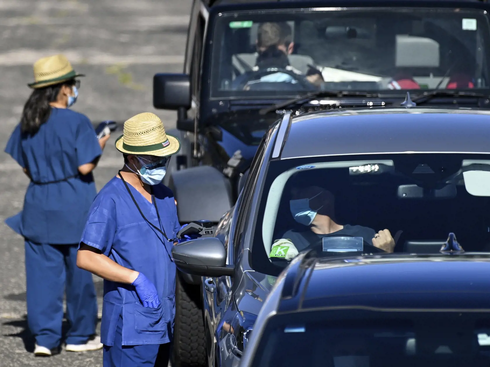 JB 22 Sydney - Zdravotníčky počas mobilného testovania ľudí z auta systémom drive-through na ochorenie COVID-19 v Sydney 31. decembra 2021. Nové prípady nákazy koronavírusom v Austrálii v piatok znova prudko stúpli na rekordných vyše 32.000, len niekoľko dní po tom, čo prvýkrát prekročili hranicu 10.000. Informovala o tom tlačová agentúra AP. Odborníci uviedli, že túto explóziu prípadov vyvoláva vysoko nákazlivý koronavírusový variant omikron a nedávne uvoľnenie obmedzení v meste Sydney a ďalšíc