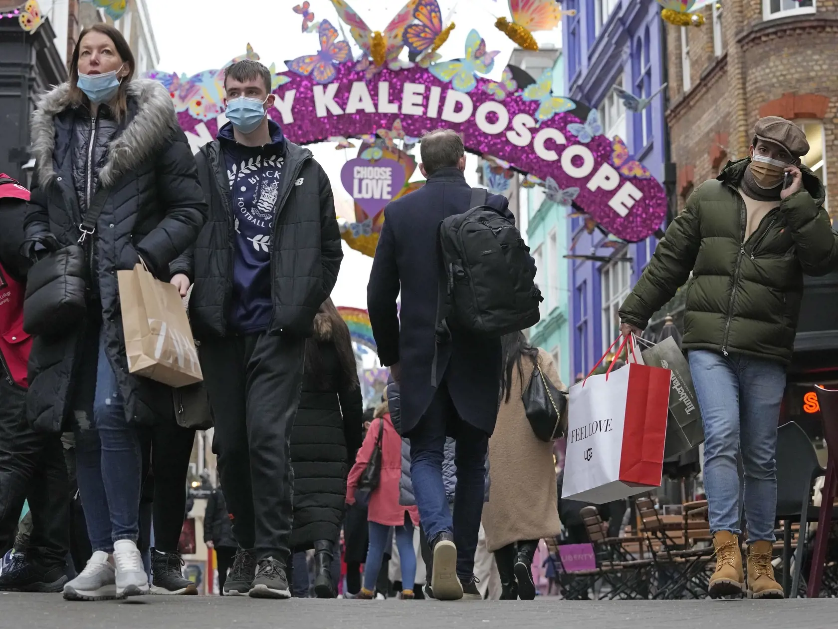 KK4 Londýn - Ľudia kráčajú po ulici Carnaby Street v Londýne 21. decembra 2021. Britský premiér Boris Johnson v pondelok oznámil, že vláda sleduje údaje o vývoji pandémie v krajine "z hodiny na hodinu", a nevylúčil ani možné sprísnenie opatrení v najbližších dňoch. Informovala o tom stanica Sky News na svojej webovej stránke. FOTO TASR/AP
Shoppers stroll through Carnaby Street in London, Tuesday, Dec. 21, 2021. The British Prime Minister Boris Johnson said on Monday that his government reserves 