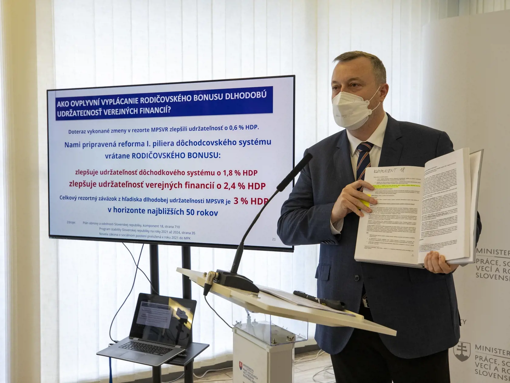 Minister práce, sociálnych vecí a rodiny Milan Krajniak (Sme rodina) predstavil rodičovský bonus. Vďaka odvodom pracujúcich detí by sa penzie dôchodcov rodičov mohli zvýšiť o desiatky eur navyše.