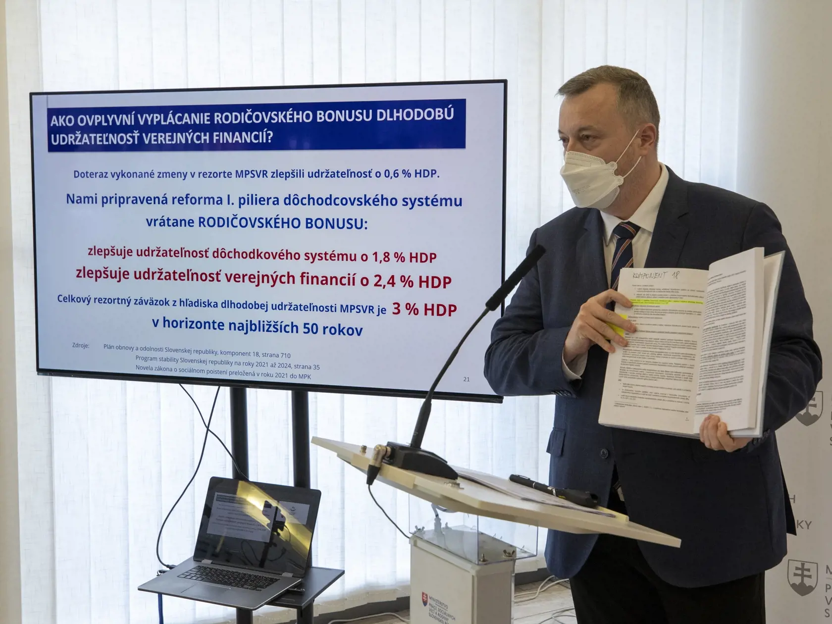 Minister práce, sociálnych vecí a rodiny Milan Krajniak (Sme rodina) predstavil rodičovský bonus. Vďaka odvodom pracujúcich detí by sa penzie dôchodcov rodičov mohli zvýšiť o desiatky eur navyše.