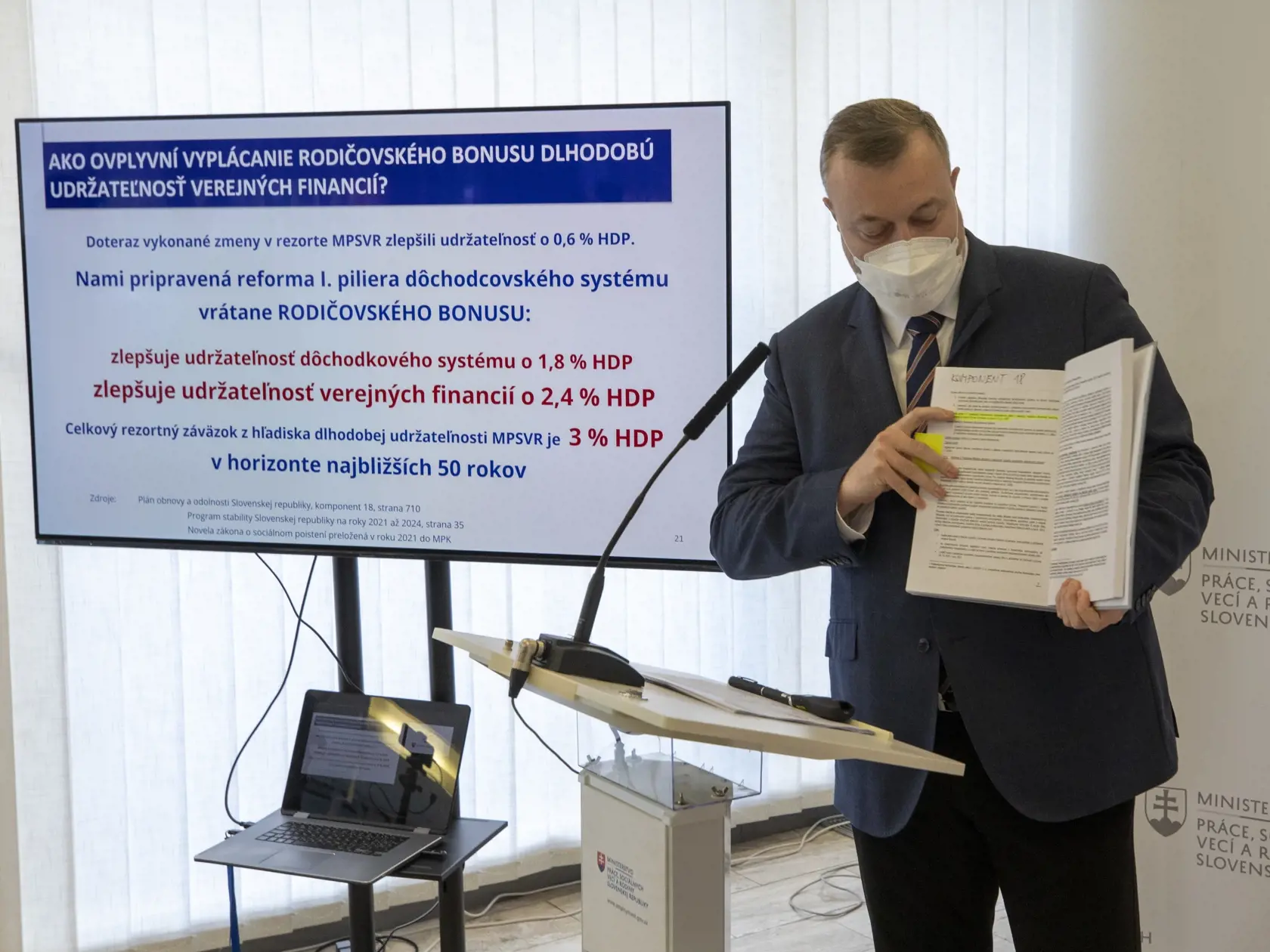 Minister práce, sociálnych vecí a rodiny Milan Krajniak (Sme rodina) predstavil rodičovský bonus. Vďaka odvodom pracujúcich detí by sa penzie dôchodcov rodičov mohli zvýšiť o desiatky eur navyše.