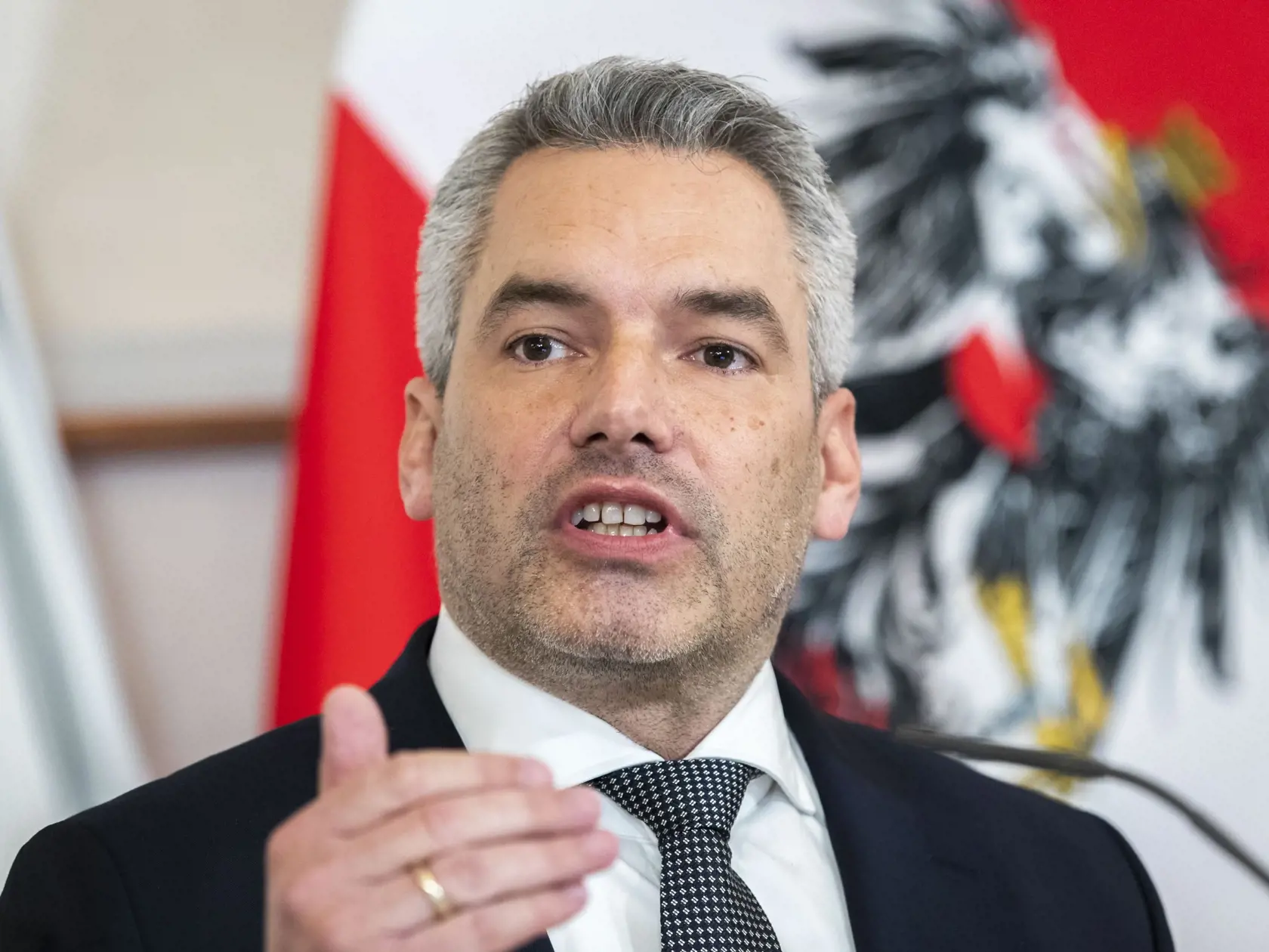 KK54 Viedeň - Rakúsky kancelár Karl Nehammer predstavuje nové protipandemické opatrenia na tlačovej konferencii vo Viedni 6. januára 2022.  Rakúsko vo štvrtok na mimoriadnom zasadnutí vlády, zástupcov jednotlivých spolkových krajín a odborníkov krízového koordinačného tímu na boj proti covidu (GECKO) prijalo nové protipandemické opatrenia, ktoré majú zastaviť výrazné šírenie nákazy koronavírusu spôsobené variantom omikron. Po novom bude v Rakúsku povinné nosiť respirátor typu FFP2 aj vonku, a to