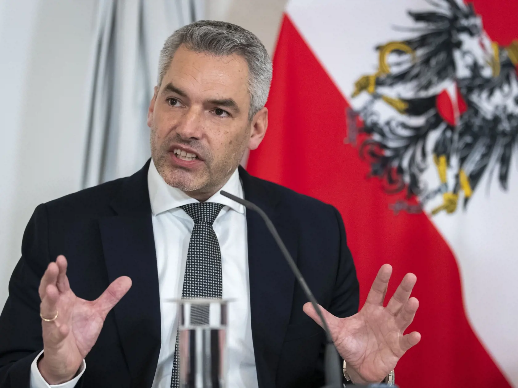 KK53 Viedeň - Rakúsky kancelár Karl Nehammer predstavuje nové protipandemické opatrenia na tlačovej konferencii vo Viedni 6. januára 2022.  Rakúsko vo štvrtok na mimoriadnom zasadnutí vlády, zástupcov jednotlivých spolkových krajín a odborníkov krízového koordinačného tímu na boj proti covidu (GECKO) prijalo nové protipandemické opatrenia, ktoré majú zastaviť výrazné šírenie nákazy koronavírusu spôsobené variantom omikron. Po novom bude v Rakúsku povinné nosiť respirátor typu FFP2 aj vonku, a to