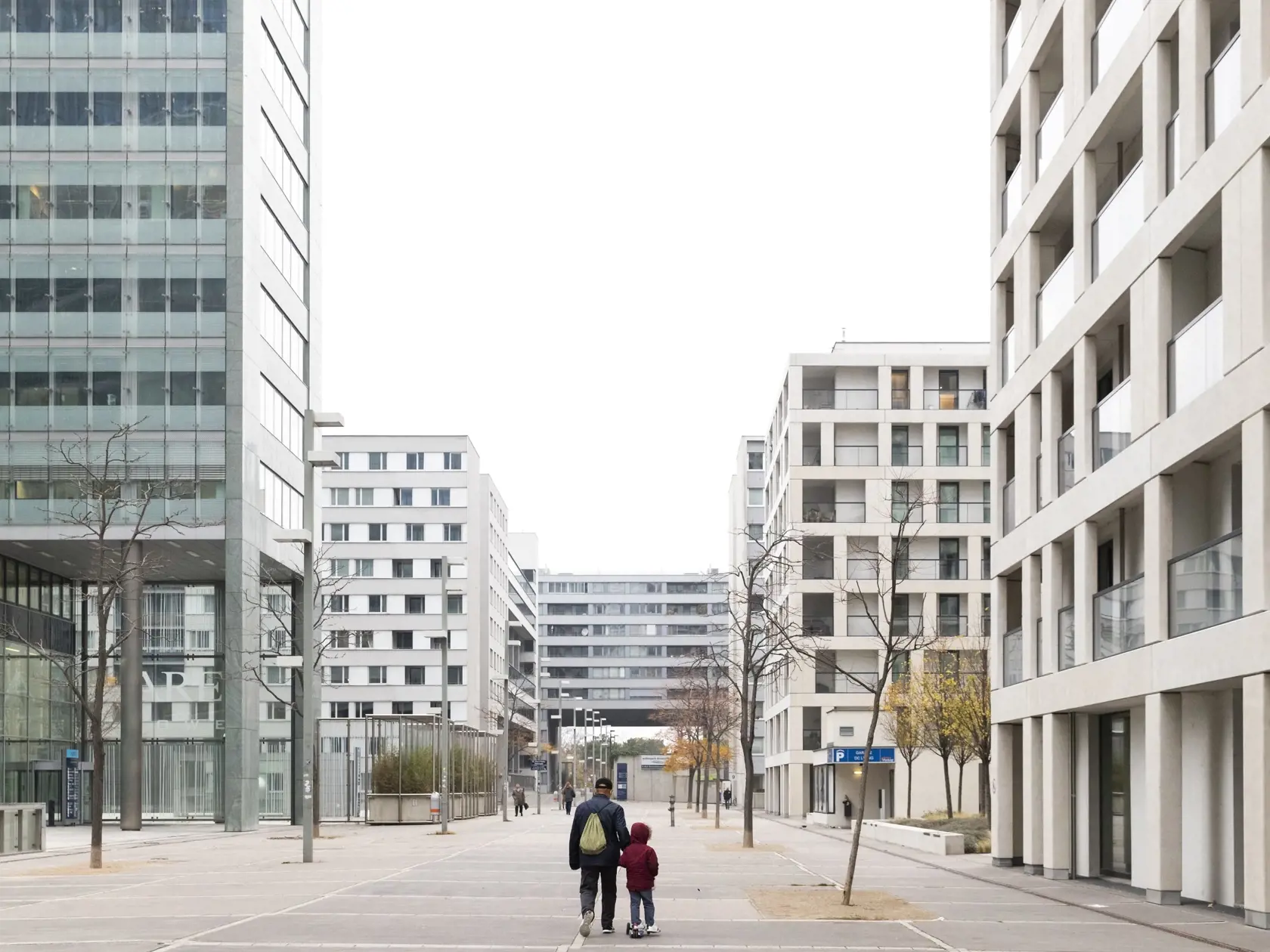 JB 24 Viedeň - Ľudia kráčajú na ulici vo Viedni 15. novembra 2021 počas lockdownu pre nezaočkovaných. Obyvatelia Rakúska, ktorí nie sú zaočkovaní proti koronavírusu alebo za posledných 180 dní neprekonali ochorenie COVID-19, budú musieť ísť do lockdownu. V nedeľu sa na tom dohodli kancelár Alexander Schallenberg a predsedovia vlád rakúskych spolkových krajín. Opatrenia začnú platiť v pondelok a potrvajú zatiaľ desať dní. Informácie priniesli tlačové agentúry DPA a AFP. Tento členský štát Európsk