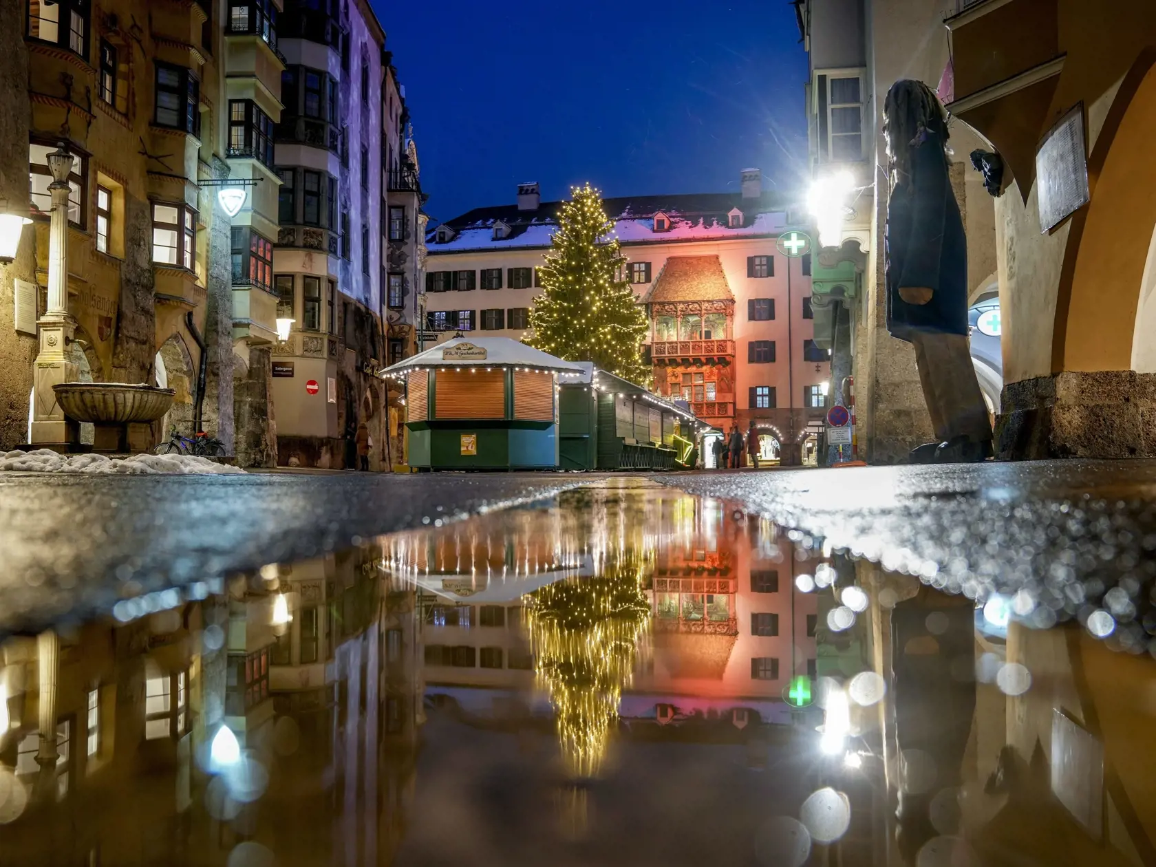 EBE 1 Innsbruck - Vianočný strom sa odráža v mláke na uzavretom vianočnom trhu kvôli protipandemickým opatreniam v súvislosti s ochorením COVID-19 v Innsbrucku v Rakúsku večer v pondelok 29. novembra 2021. FOTO TASR/AP
The Christmas tree of the closed Christmas market is reflected in a puddle in Innsbruck, Austria, Monday, Nov. 29, 2021. Austria is in a lockdown to avoid the further outspread of COVID-19. (Photo/Michael Probst)