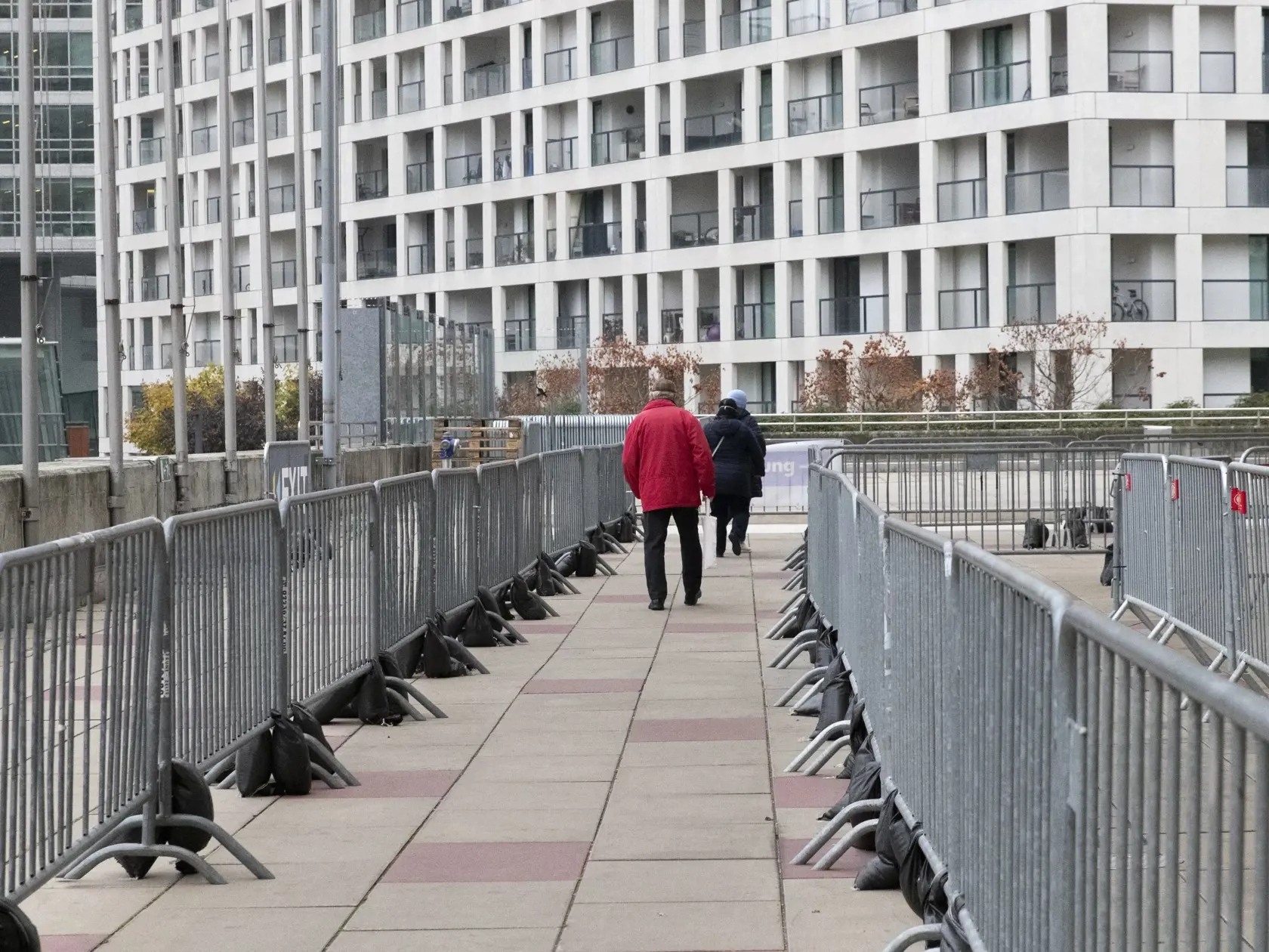 JB 21 Viedeň - Ľudia kráčajú na ulici vo Viedni 15. novembra 2021 počas lockdownu pre nezaočkovaných. Obyvatelia Rakúska, ktorí nie sú zaočkovaní proti koronavírusu alebo za posledných 180 dní neprekonali ochorenie COVID-19, budú musieť ísť do lockdownu. V nedeľu sa na tom dohodli kancelár Alexander Schallenberg a predsedovia vlád rakúskych spolkových krajín. Opatrenia začnú platiť v pondelok a potrvajú zatiaľ desať dní. Informácie priniesli tlačové agentúry DPA a AFP. Tento členský štát Európsk