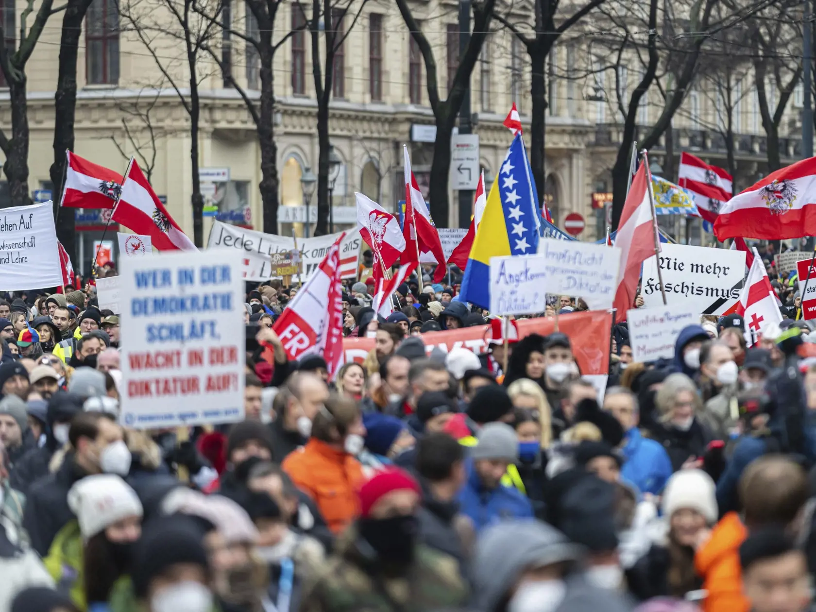 EBE 59 Viedeň - Na snímke demonštrácia proti pandemickým opatreniam v rakúskej metropole Viedeň  v sobotu 11. decembra 2021. Na námestie Heldenplatz podľa odhadov polície prišlo približne 20.000 ľudí. Šéf opozičnej pravicovej Slobodnej strany Rakúska (FPÖ) Herbert Kickl vyzval na odpor voči povinnému očkovaniu proti koronavírusu, ktoré má v Rakúsku začať platiť od februára budúceho roku. FOTO TASR/AP


People take part in a demonstration against measures to battle the coronavirus pandemic in Vie